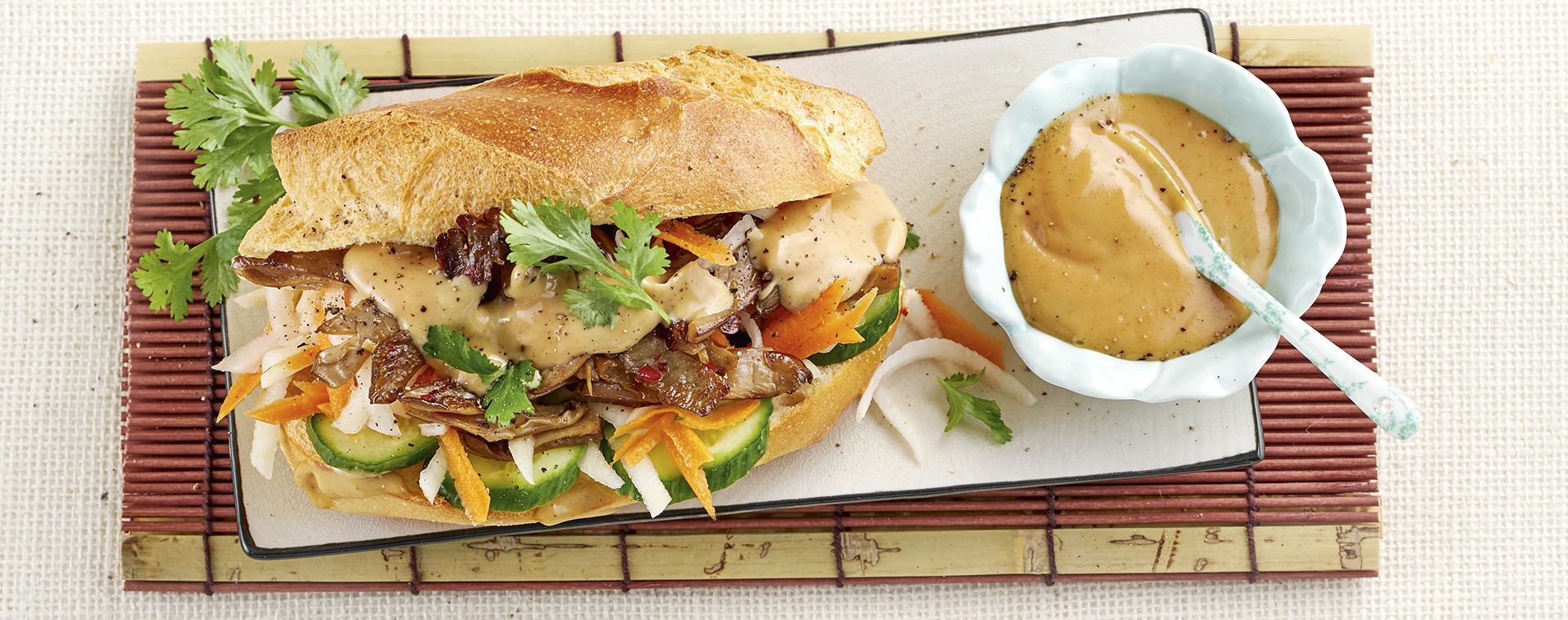 1 21 Baguette Mit Austernpilzen Und Erdnusssosse 1920x760px