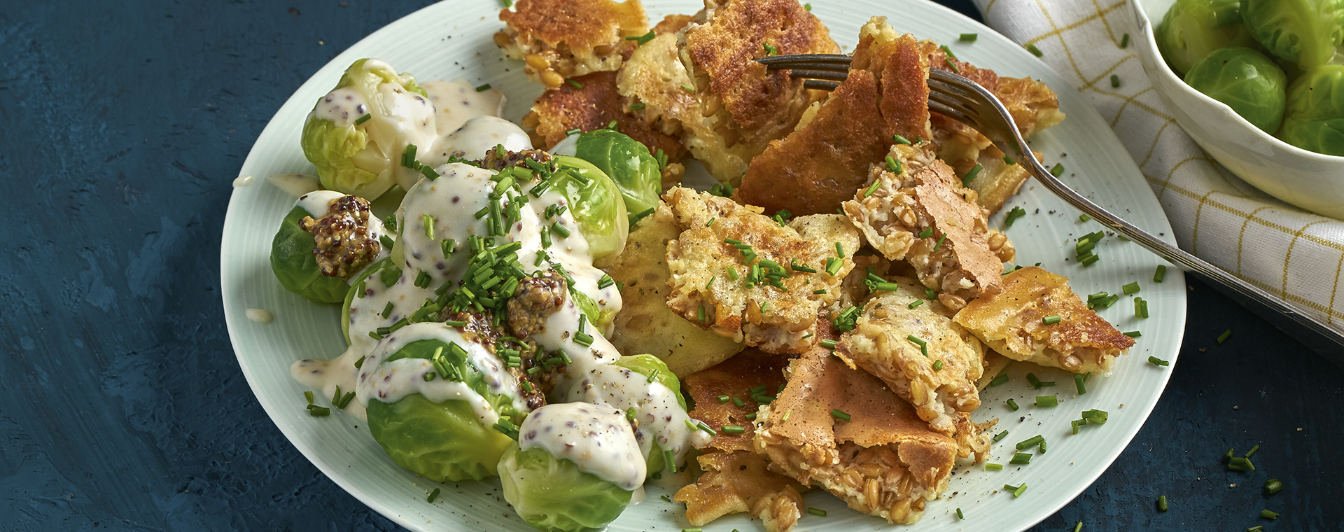 1 21 Einkorn Schmarrn Mit Rosenkohl In Senf Bechamelsosse 1920x760px