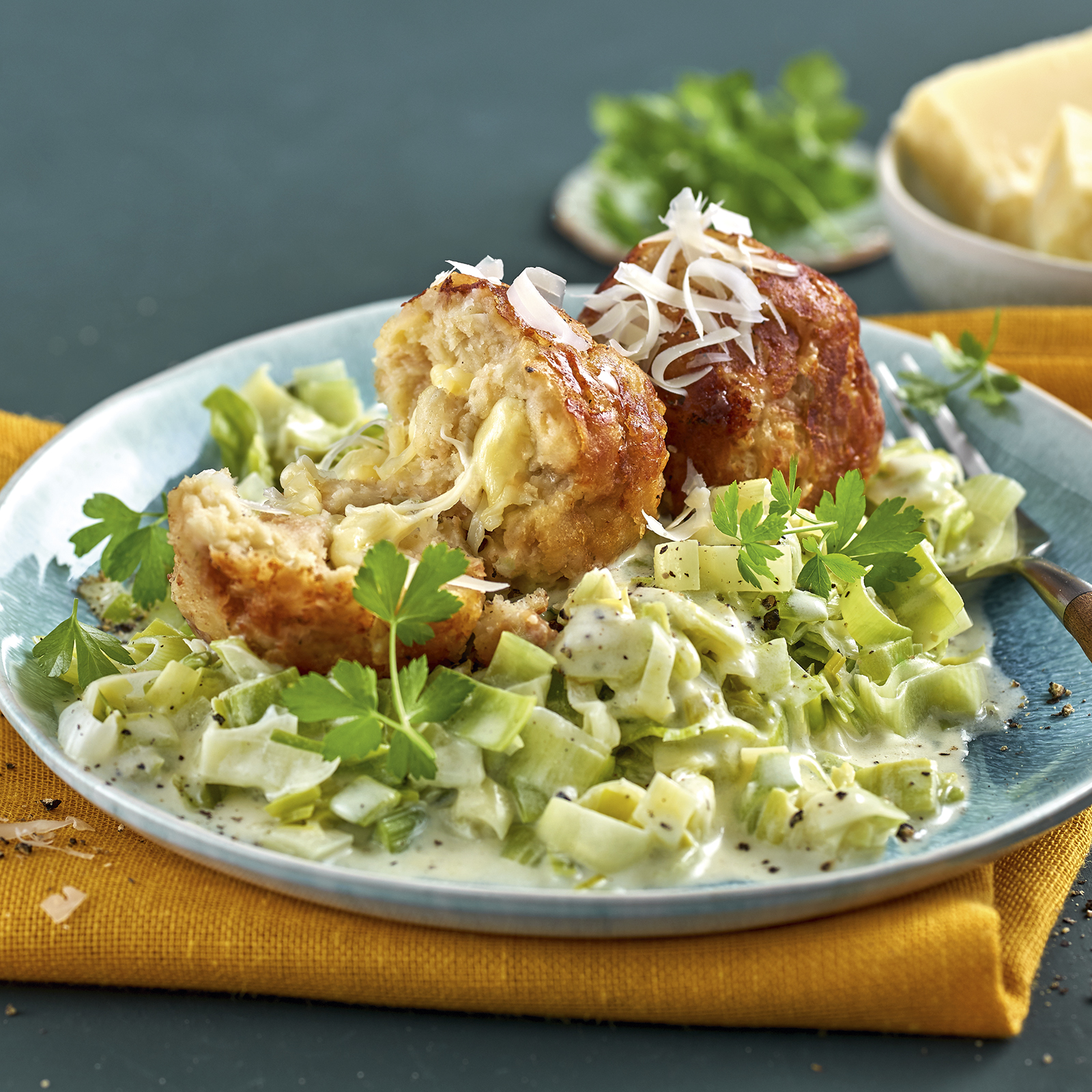 1 21 Kaesekn%C3%B6del Aus Der Pfanne Mit Schmand 1600x1600px