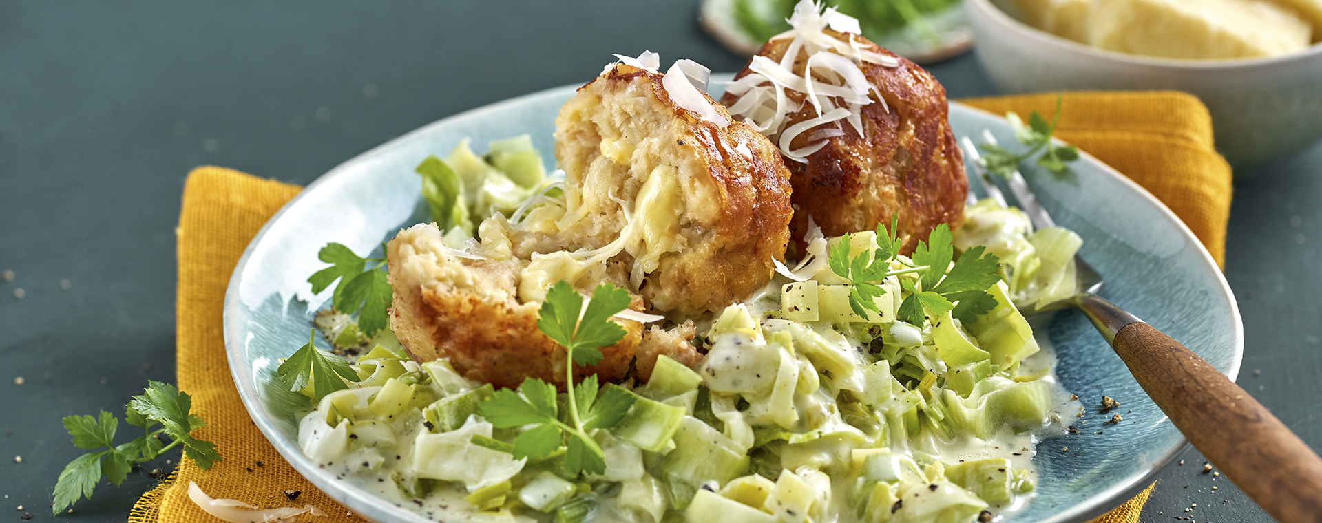 1 21 Kaesekn%C3%B6del Aus Der Pfanne Mit Schmand 1920x760px