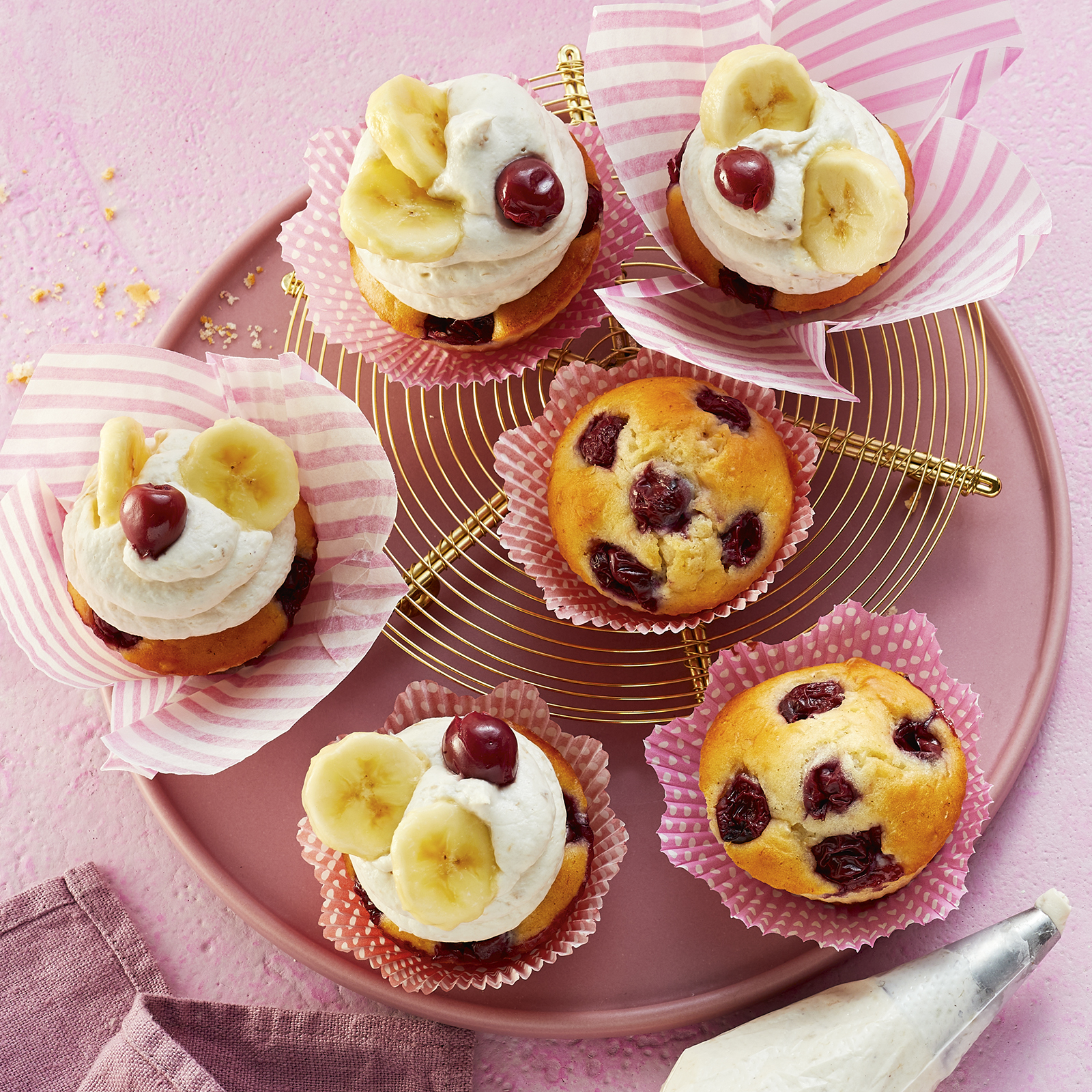 1 21 Kirsch Bananen Cupcakes Mit Bananen Frosting 1600x1600px