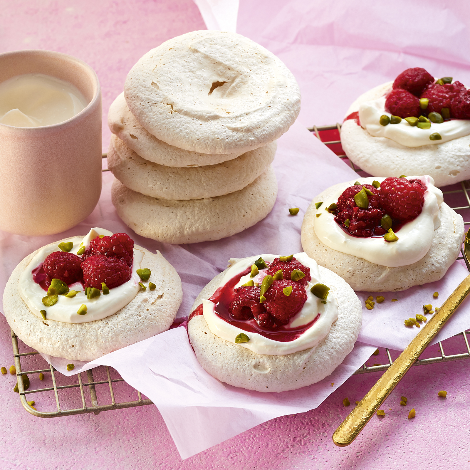 1 21 Mini Pavlova Mit Griechischem Joghurt Und Himbeeren 1600x1600px