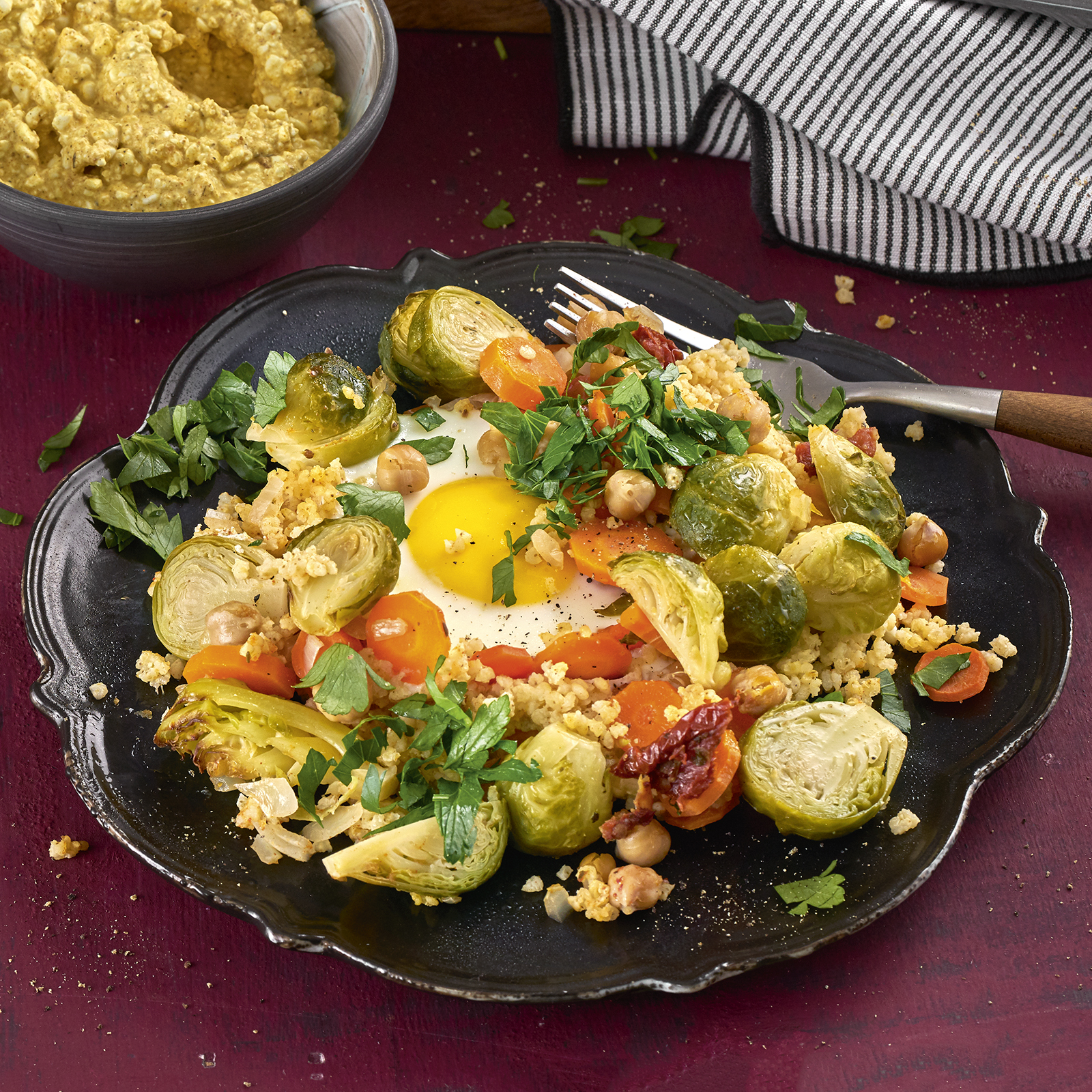 1 21 Rosenkohl Moehren Hirse Blech Mit Spiegelei 1600x1600px