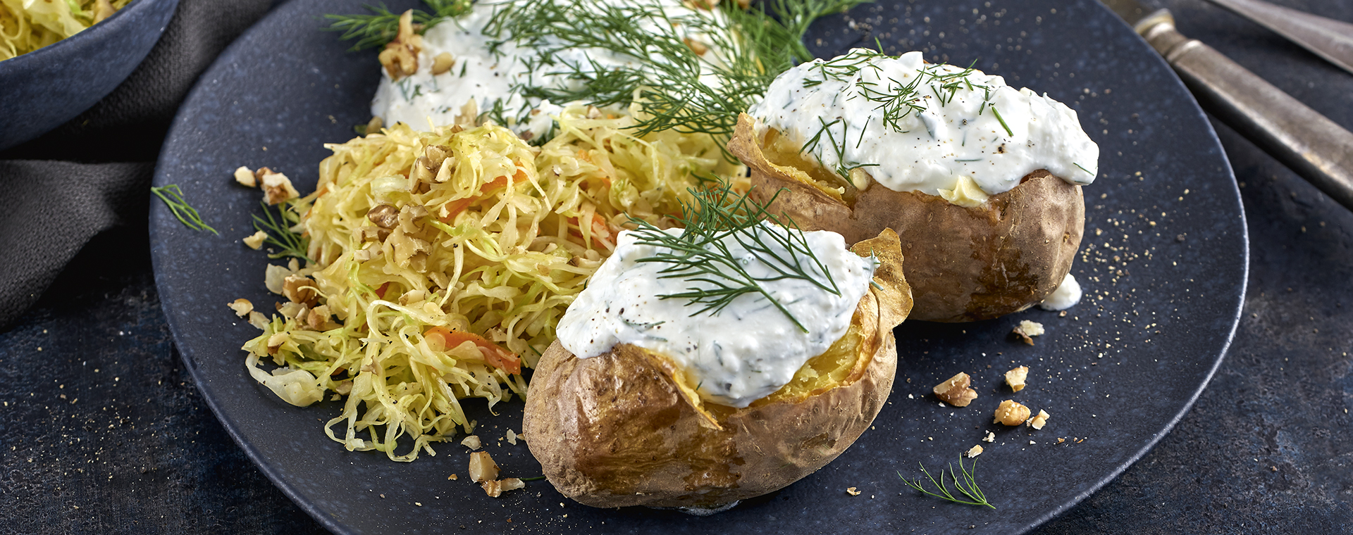 1 21 Tuerkisch Gefuellte Ofenkartoffeln Mit Feta Joghurt Creme 1920x760px