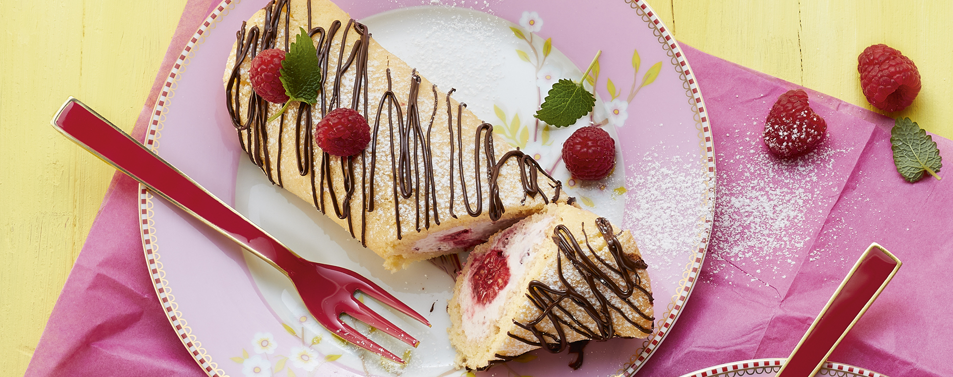 2 21 Biskuitomeletts Mit Himbeer Sahne Fuellung 1920x760px