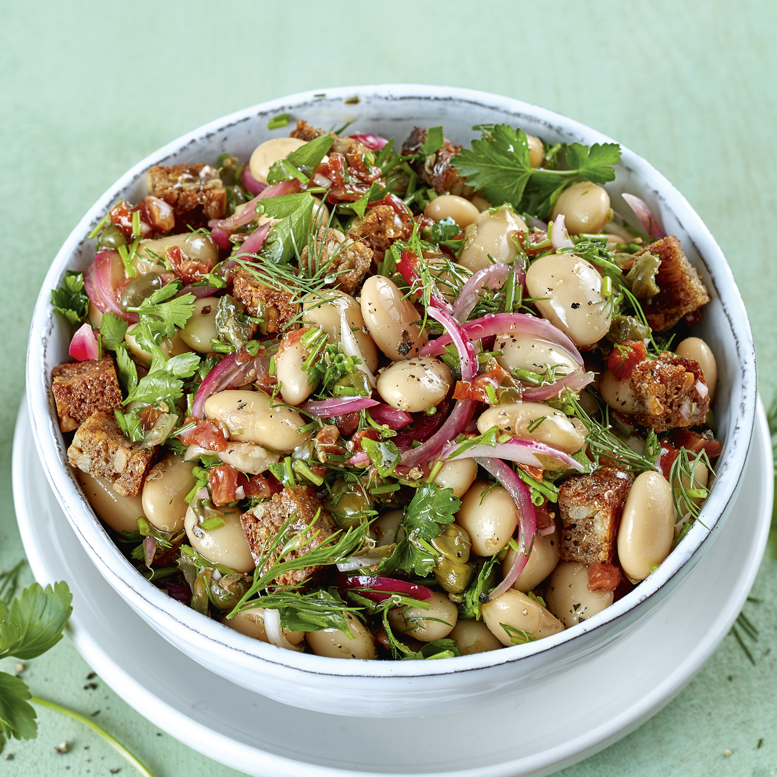 2 21 Bohnensalat Mit Geroesteten Brotwuerfeln 1600x1600px