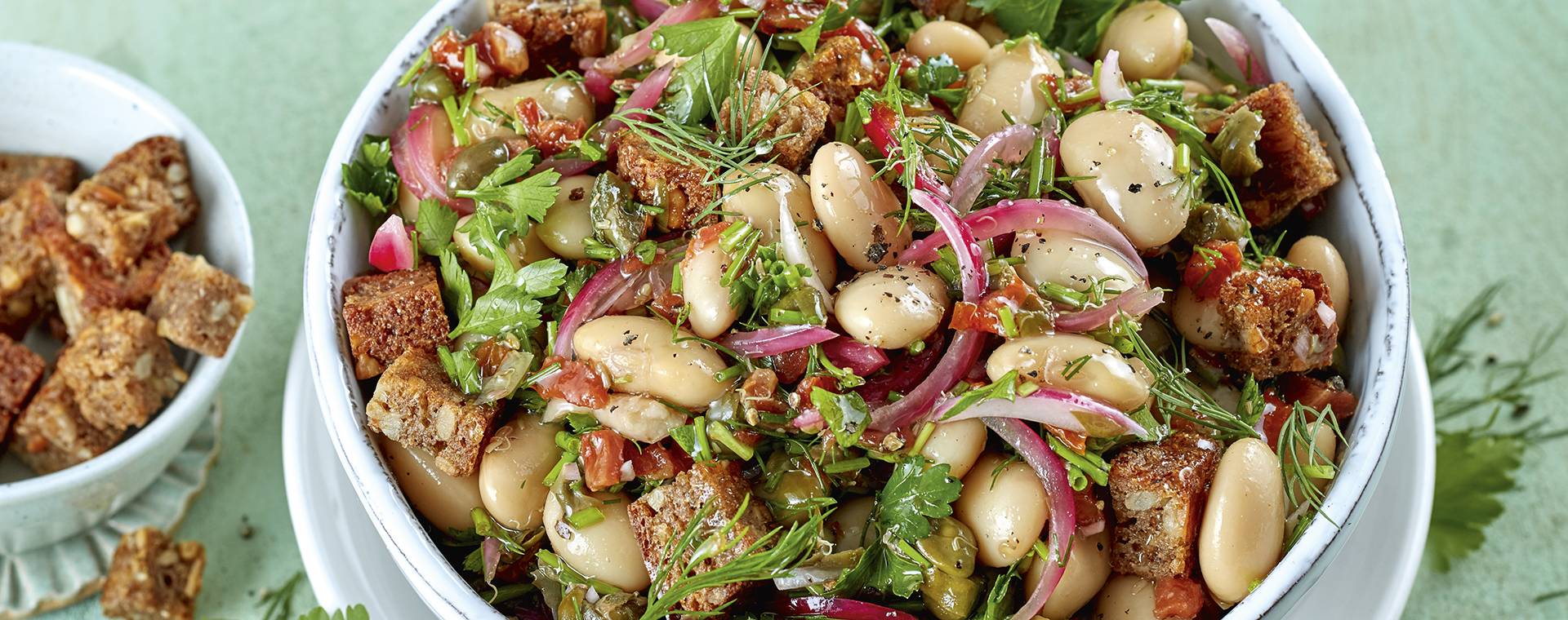 2 21 Bohnensalat Mit Geroesteten Brotwuerfeln 1920x760px