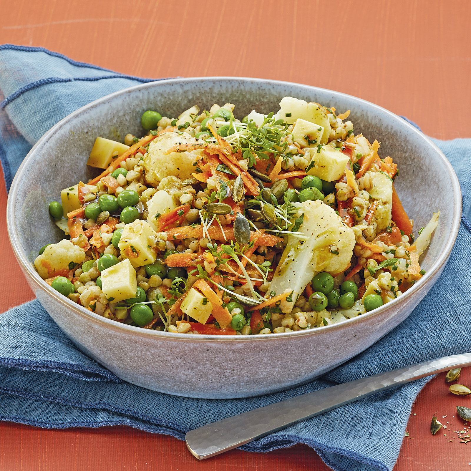 2 21 Buchweizensalat Mit Buntem Fruehlingsgemuese 1600x1600px