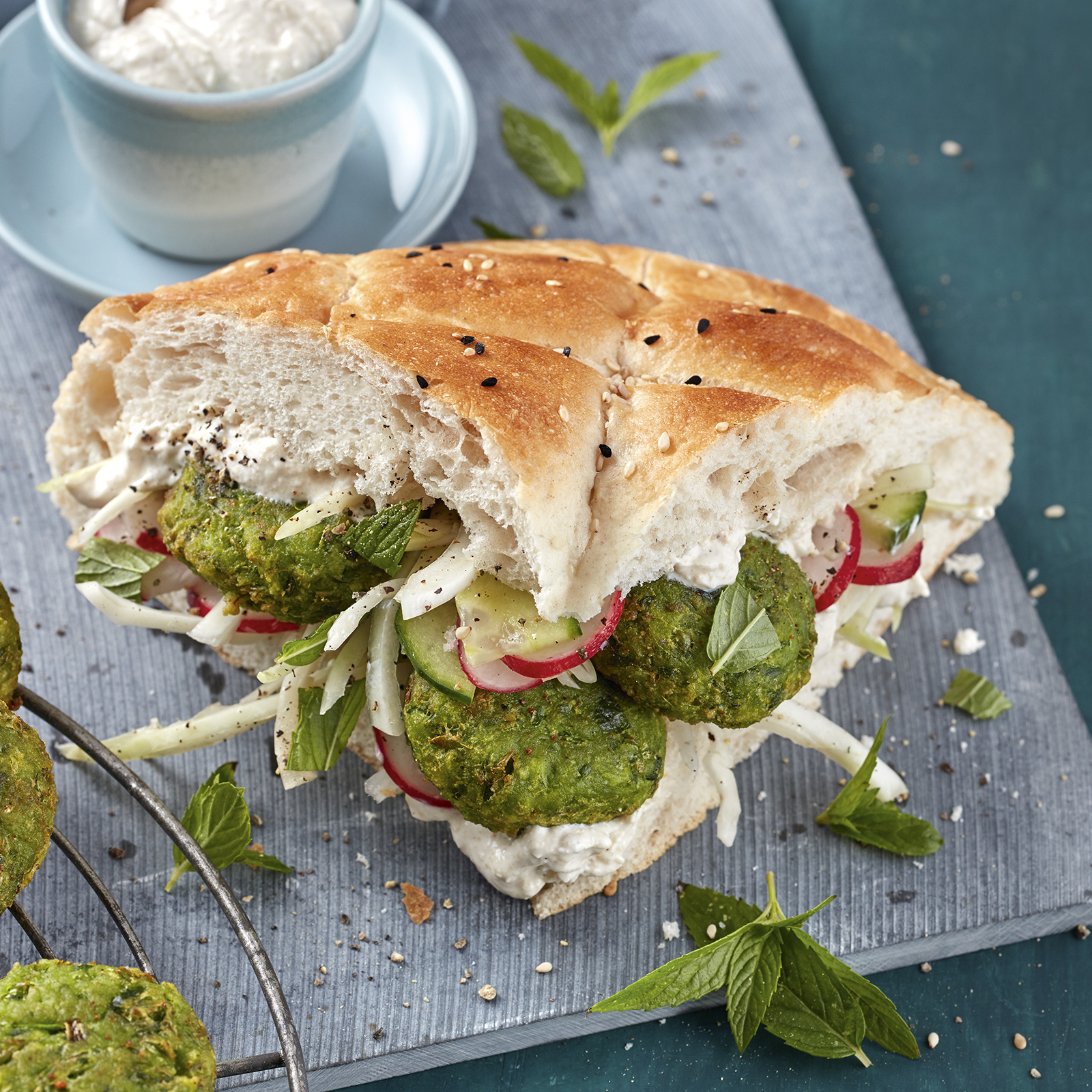 2 21 Erbsenfalafel Sandwich Mit Tahinsosse 1600x1600px