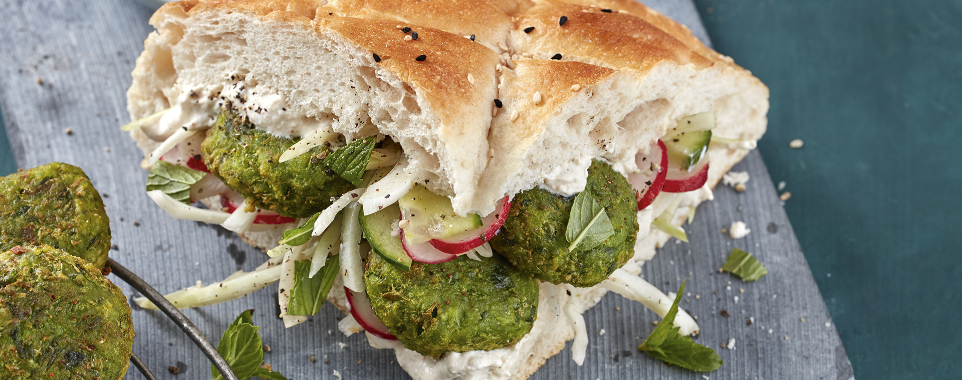 2 21 Erbsenfalafel Sandwich Mit Tahinsosse 1920x760px