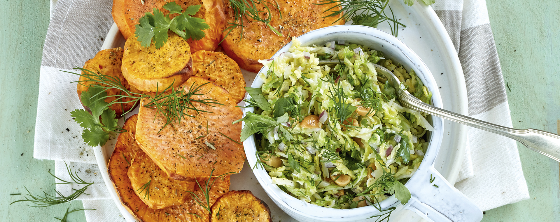 2 21 Gebackene Suesskartoffelscheiben Mit Wirsingsalat 1920x760px