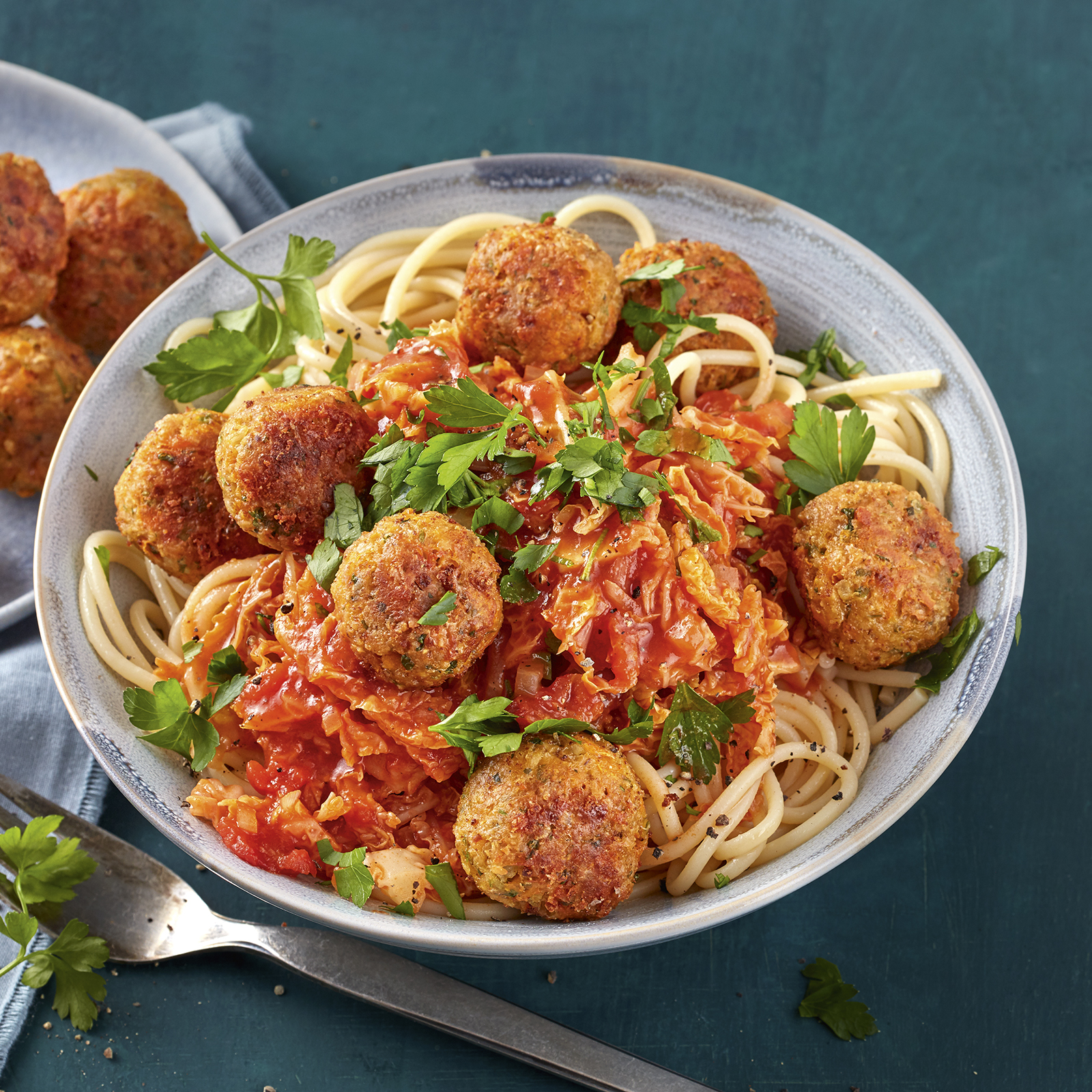 2 21 Haferbaellchen Auf Tomaten Wirsing Ragout Mit Spaghetti 1600x1600px