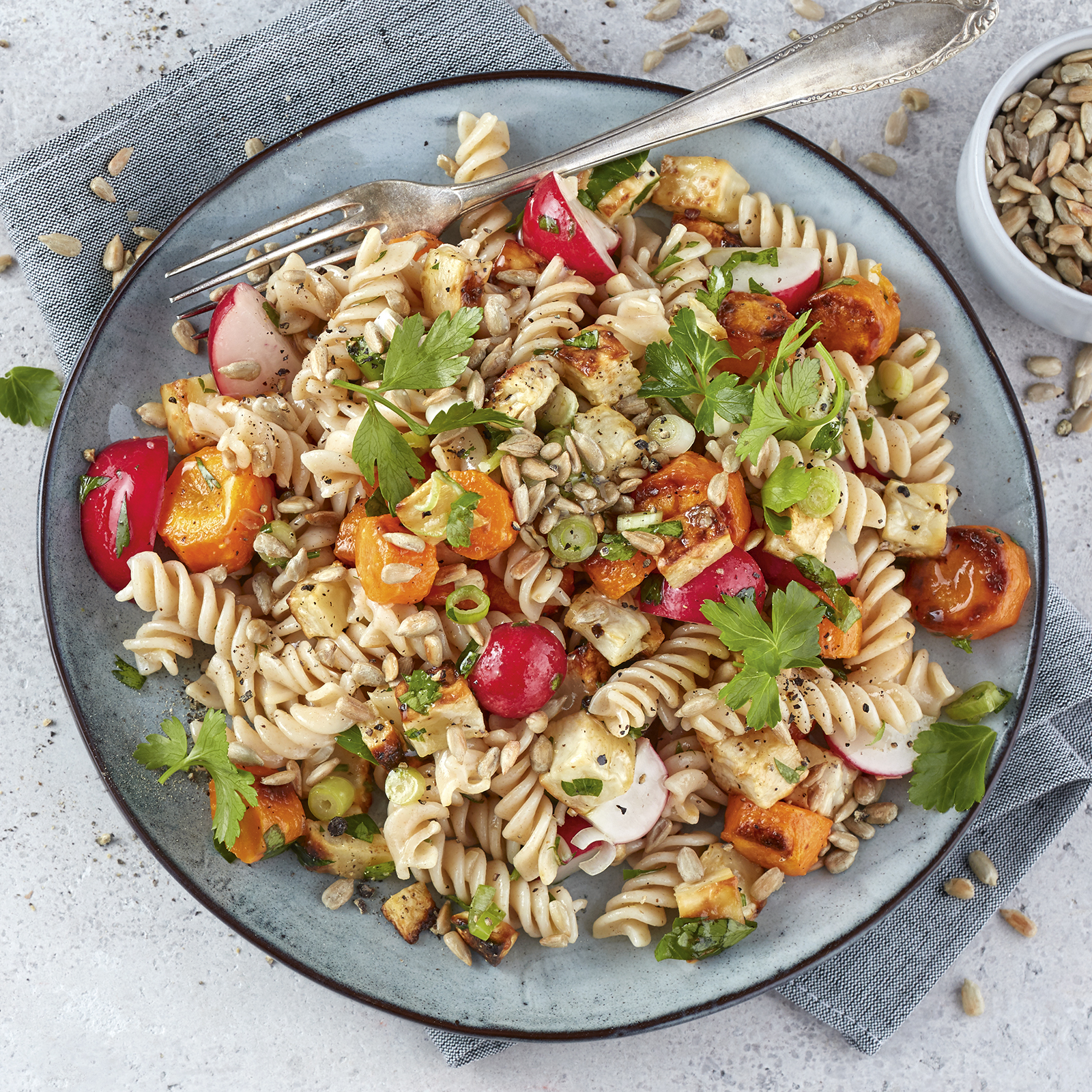 2 21 Lauwarmer Emmernudelsalat Mit Ofengemuese 1600x1600px