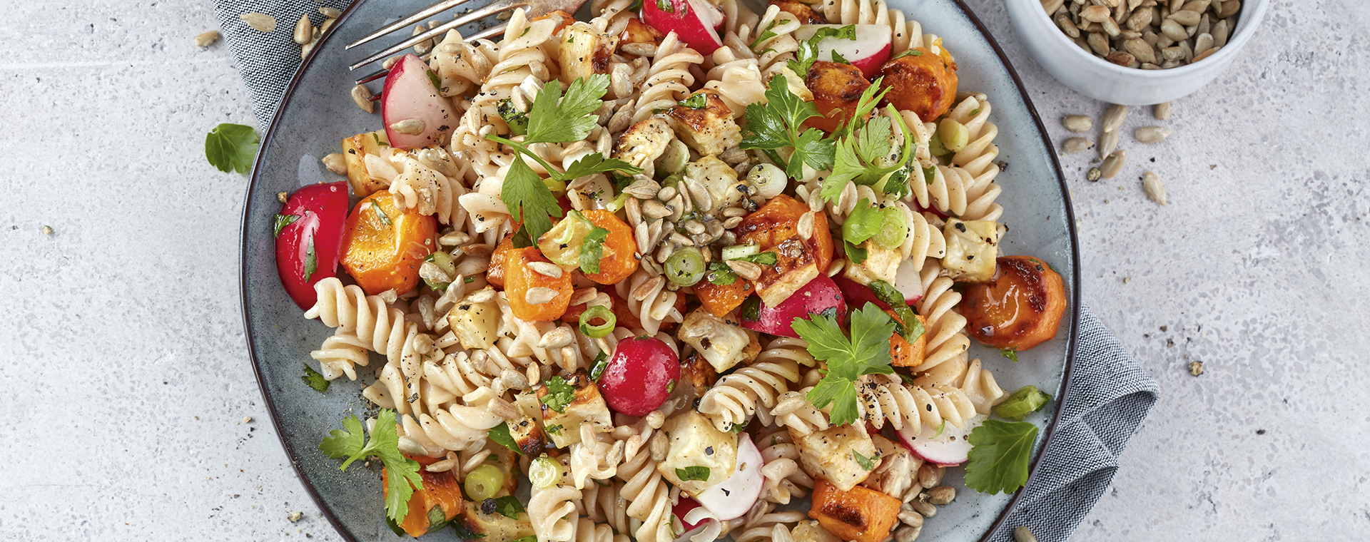 2 21 Lauwarmer Emmernudelsalat Mit Ofengemuese 1920x760px