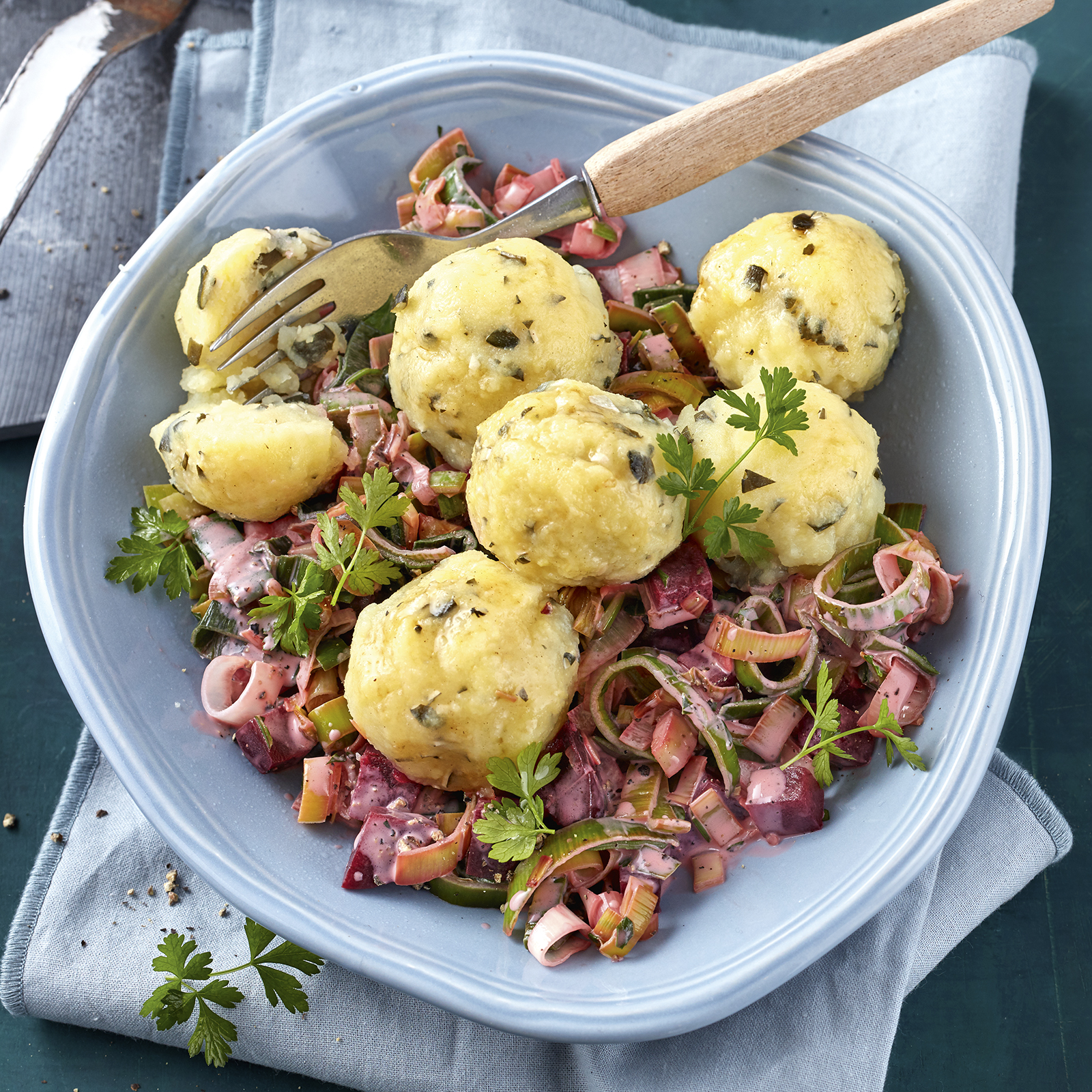 2 21 Mini Kartoffelknoedel Mit Rote Bete Lauch Gemuese 1600x1600px