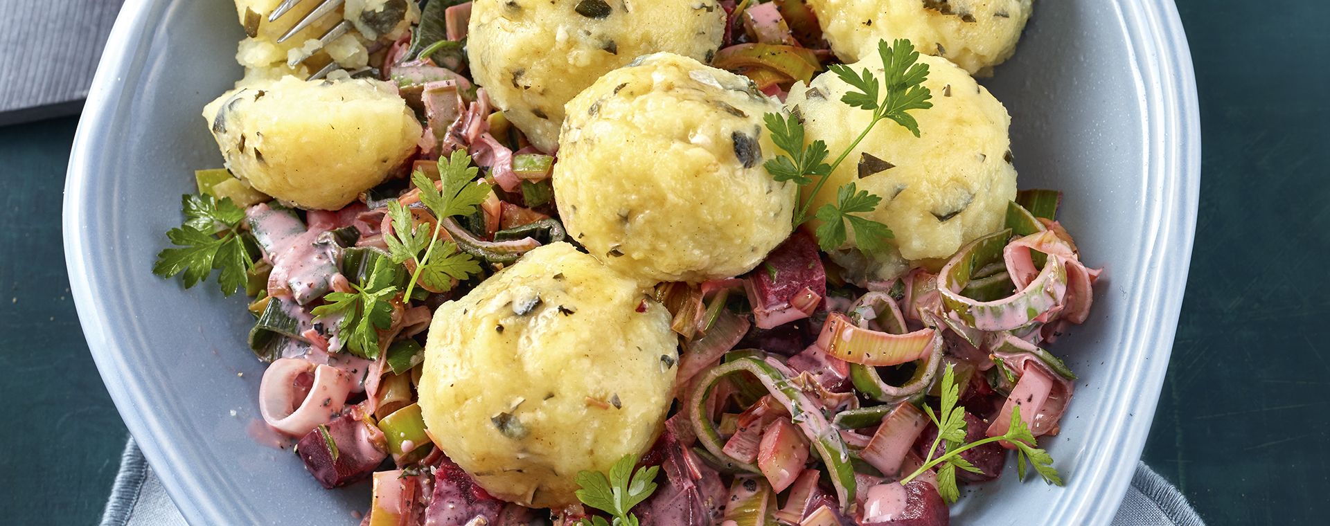 2 21 Mini Kartoffelknoedel Mit Rote Bete Lauch Gemuese 1920x760px