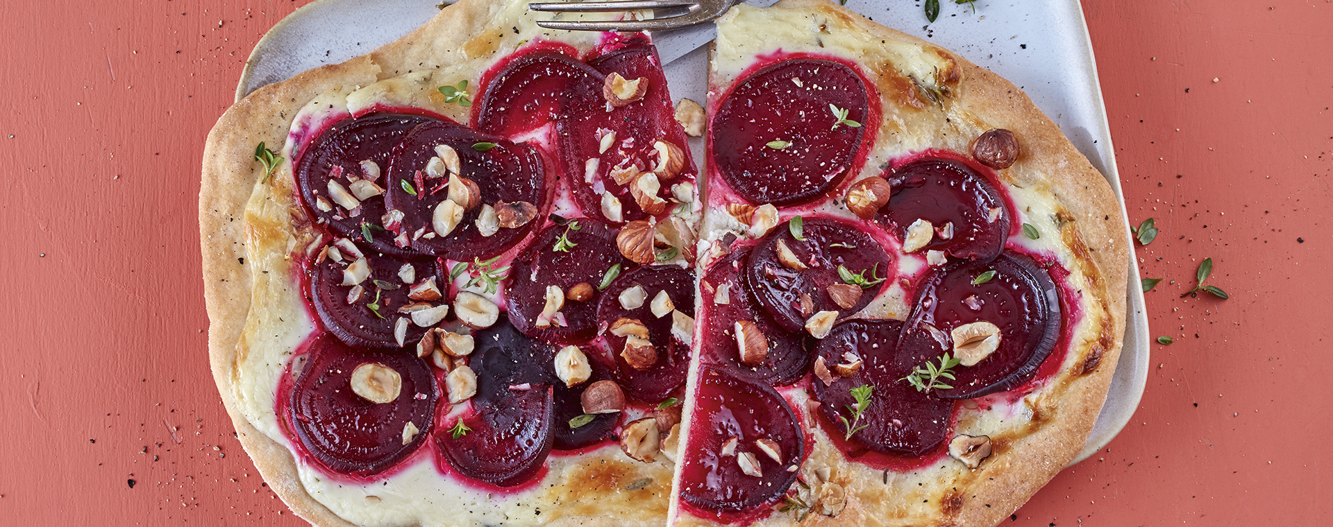 2 21 Rote Bete Flammkuchen Mit Fruchtigem Endiviensalat 1920x760px
