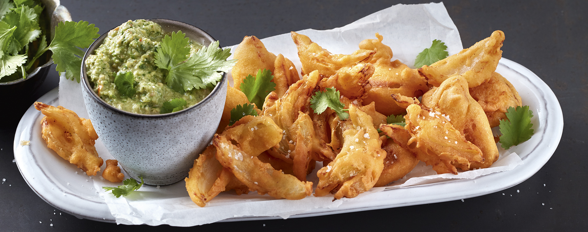 2 21 Zwiebelpakoras Mit Korianderchutney 1920x760px