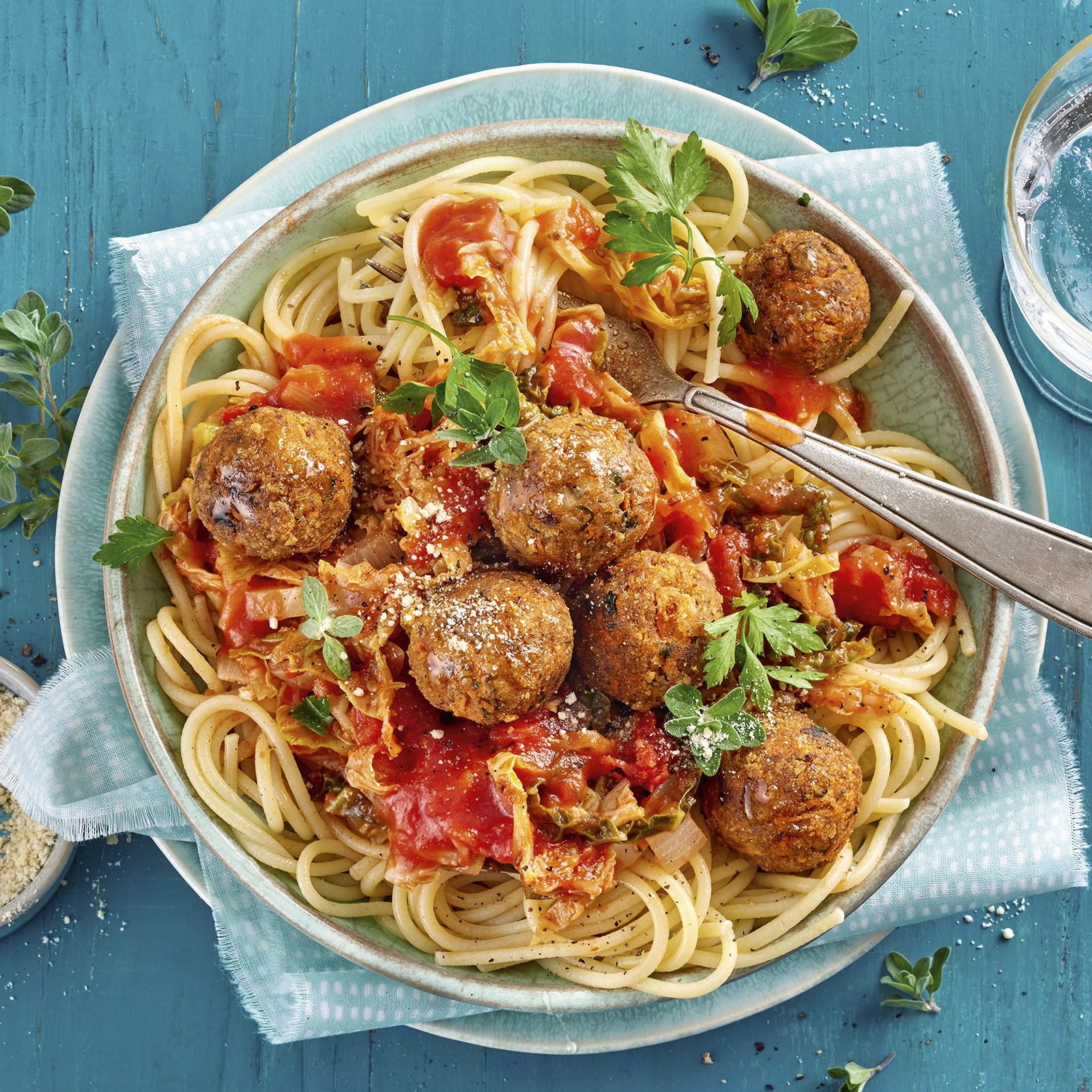 2 21 Vegane Haferbaellchen Auf Tomaten Wirsing Ragout Mit Spaghetti 1600x1600px