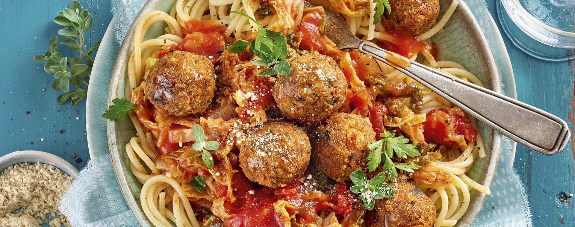 2 21 Vegane Haferbaellchen Auf Tomaten Wirsing Ragout Mit Spaghetti 1920x760px
