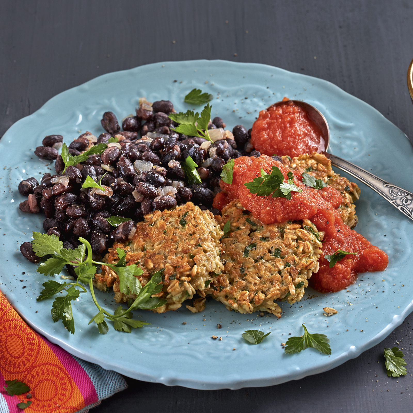 3 21 Haferbratlinge Mit Schwarzen Bohnen Und Tomatensosse 1600x1600px