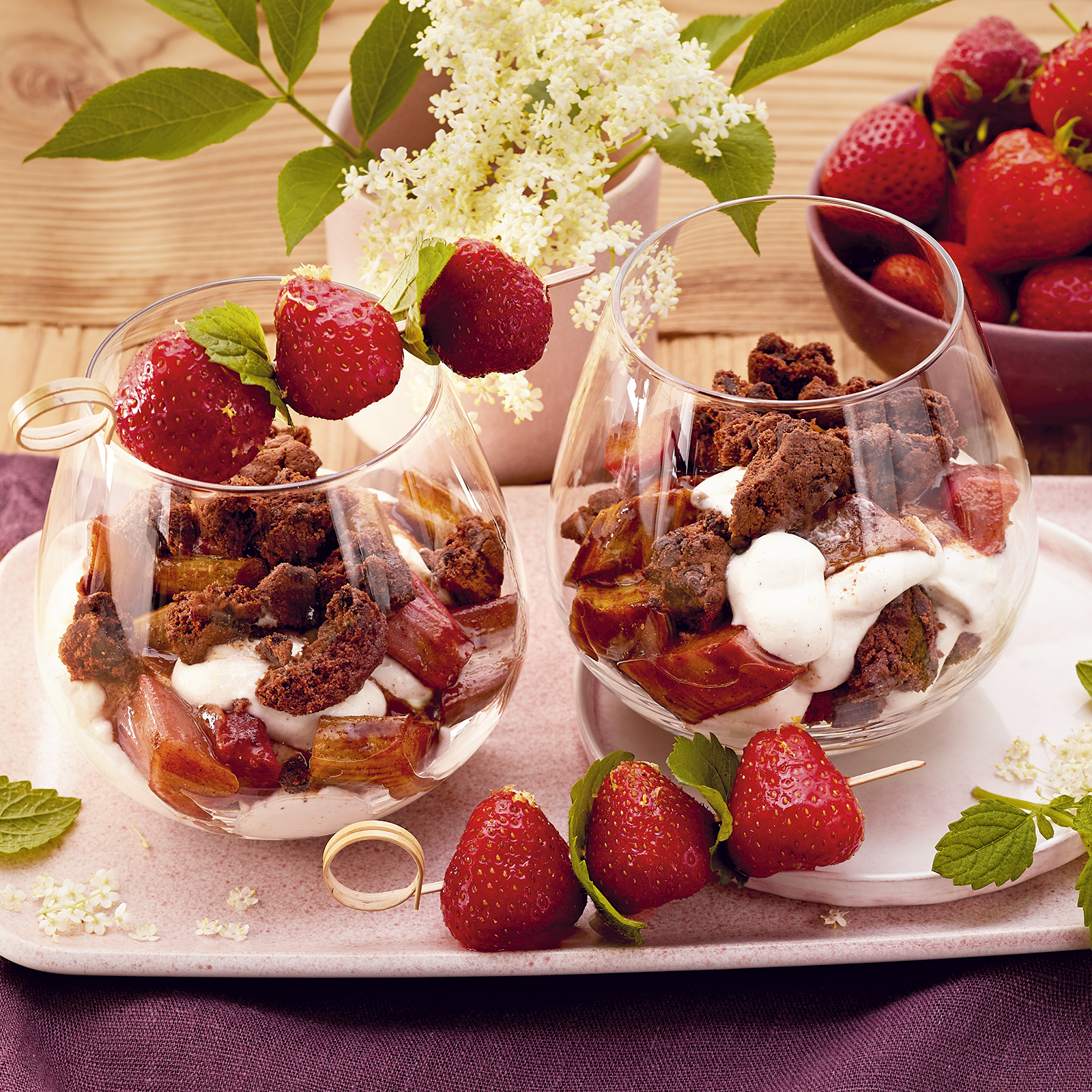 3 21 Kaesekuchencreme Mit Ofenrhabarber Und Erdbeerspiessen 1600x1600px