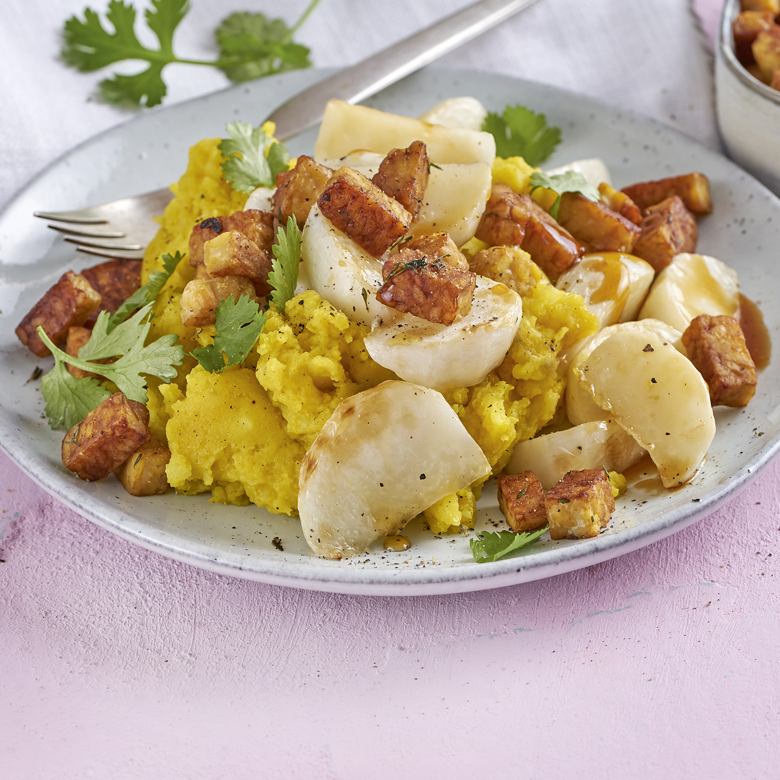 3 21 Karamellisierte Mairuebchen Mit Tempeh Auf Curry Kartoffelstampf 1600x1600px