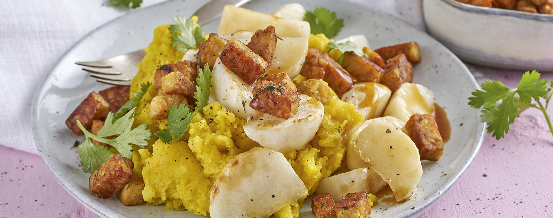 3 21 Karamellisierte Mairuebchen Mit Tempeh Auf Curry Kartoffelstampf 1920x760px