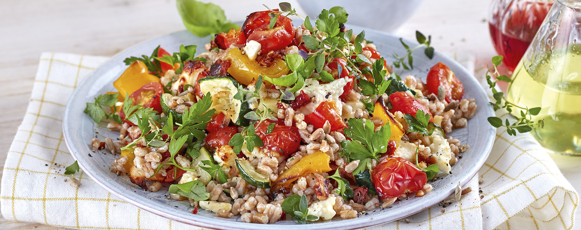 3 21 Mediterraner Dinkelsalat Mit Ofengemuese 1920x760px