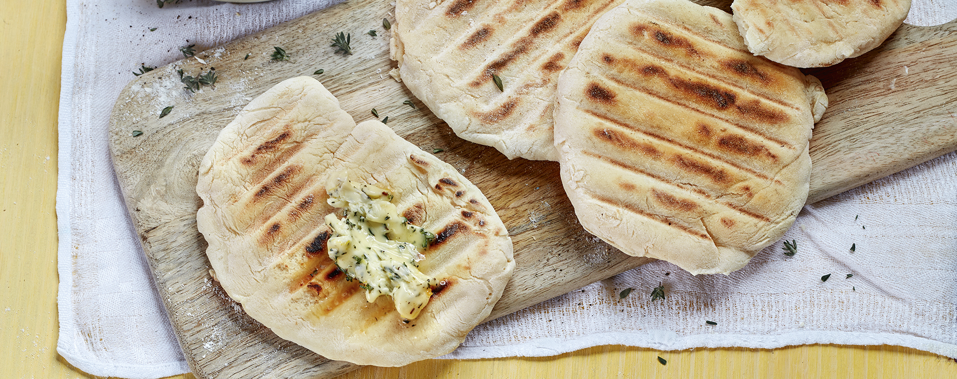 3 21 Naan Brot Vom Grill Mit Thymianbutter 1920x760px