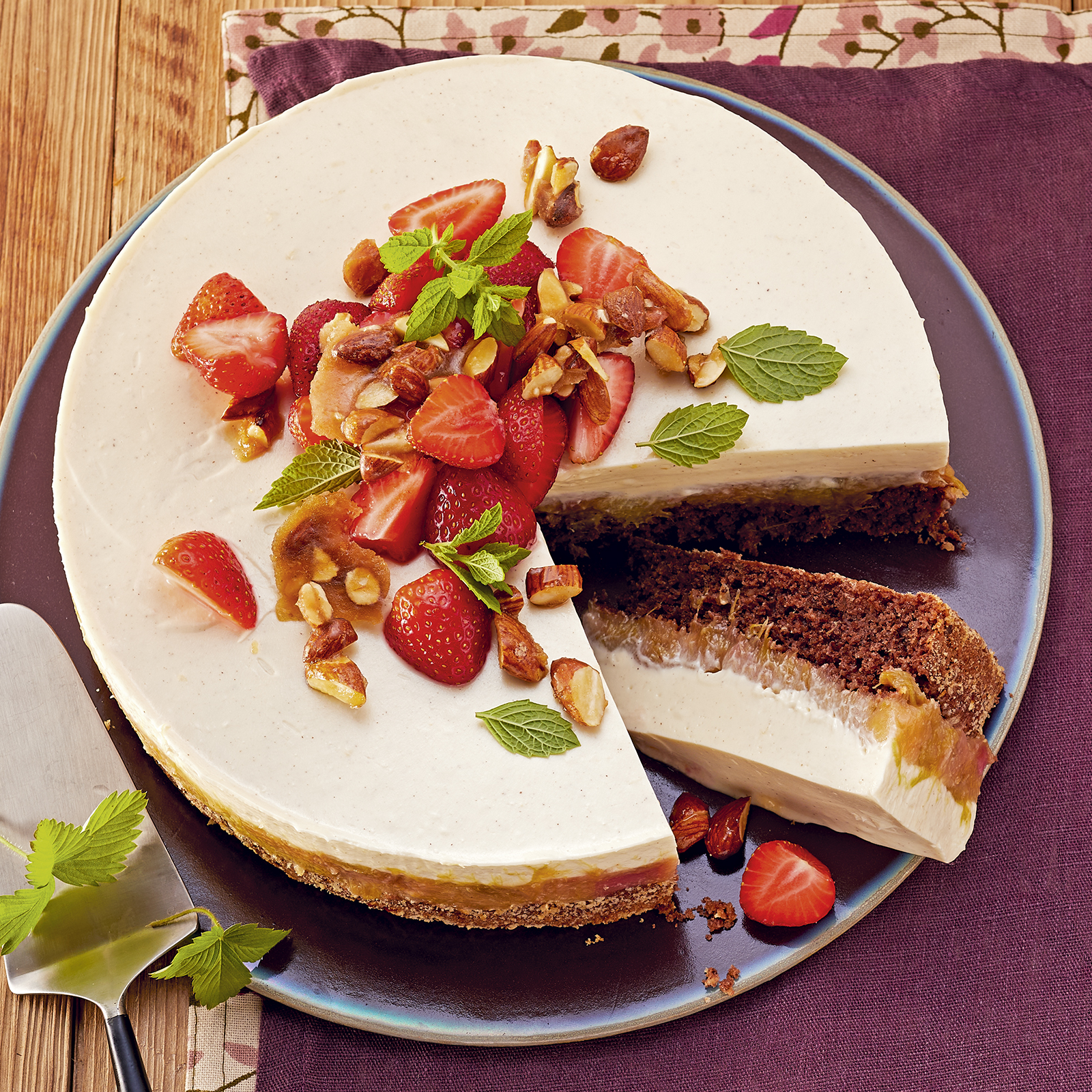 3 21 Schokoladentorte Mit Erdbeeren Und Rhabarber 1600x1600px