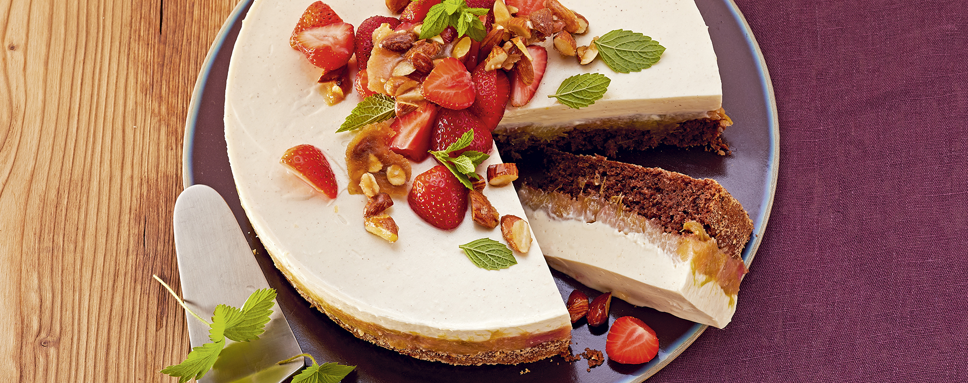 3 21 Schokoladentorte Mit Erdbeeren Und Rhabarber 1920x760px