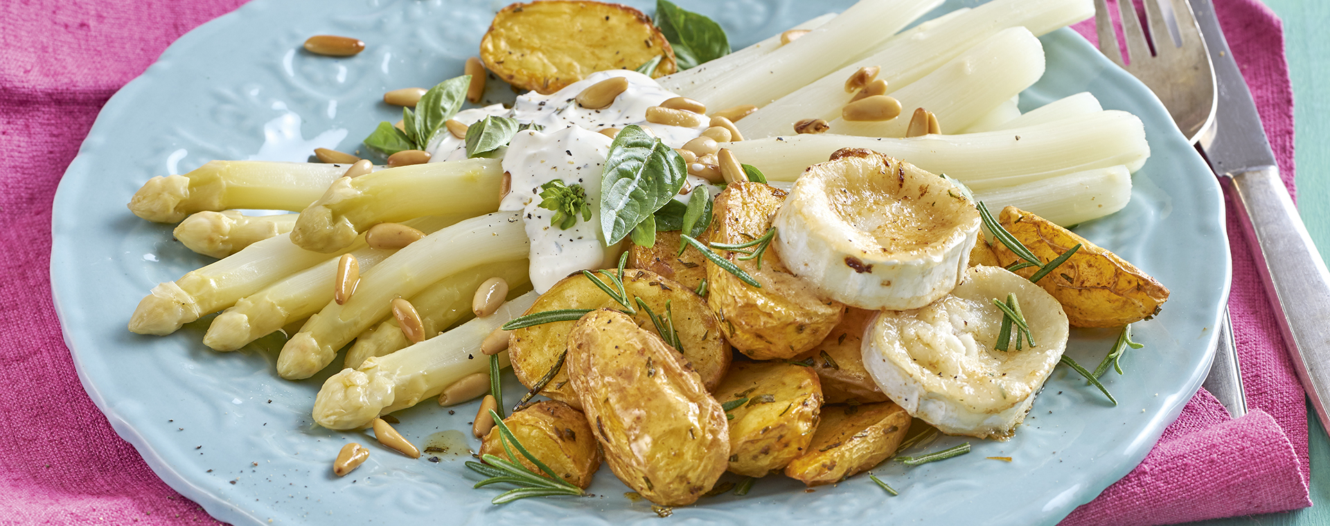 3 21 Spargel Mit Rosmarinkartoffeln Gebratenem Ziegenkaese Und Frischkaese Dip 1920x760px