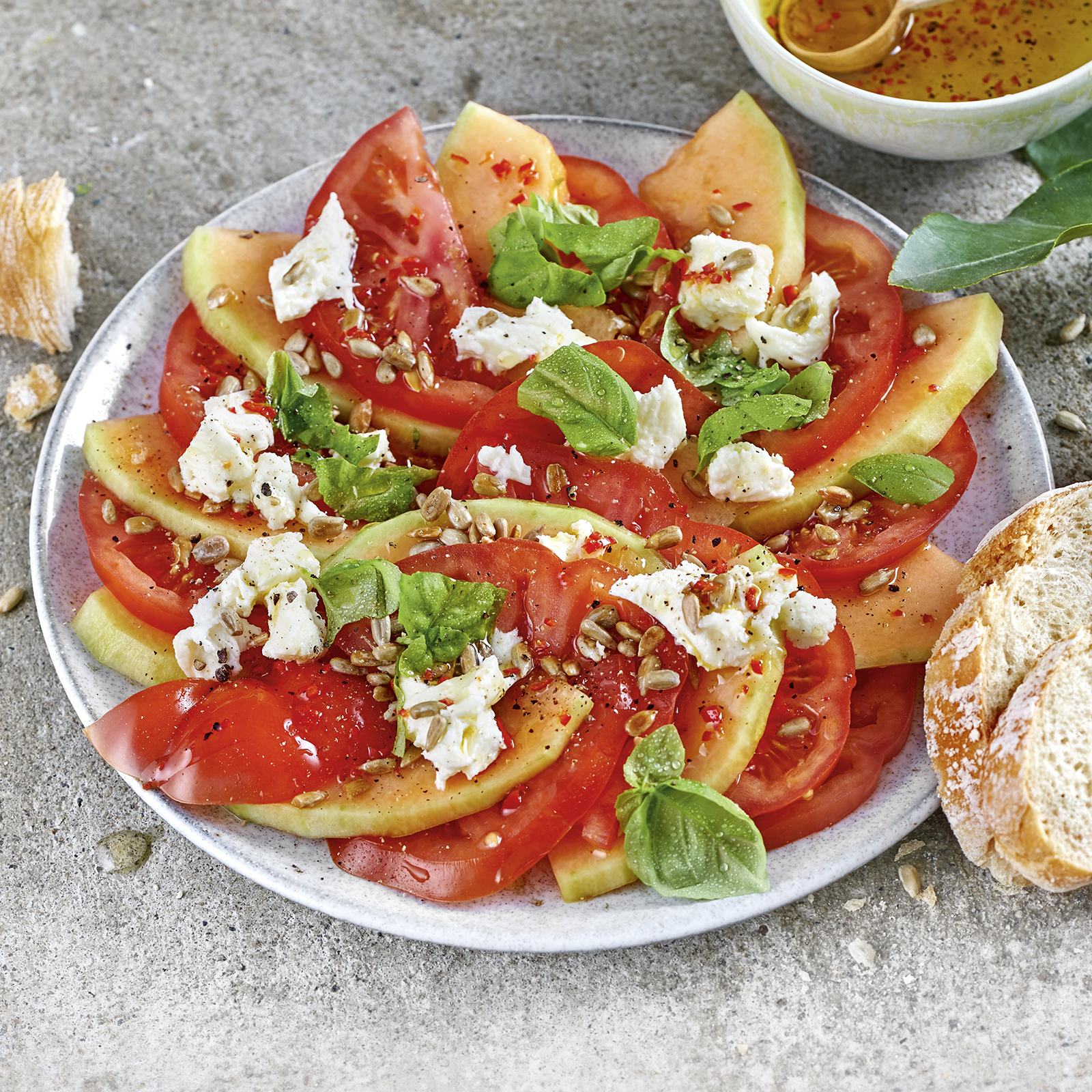 4 21 Tomaten Melonen Salat Mit Zitronen Olivenoel Dressing 1600x1600px