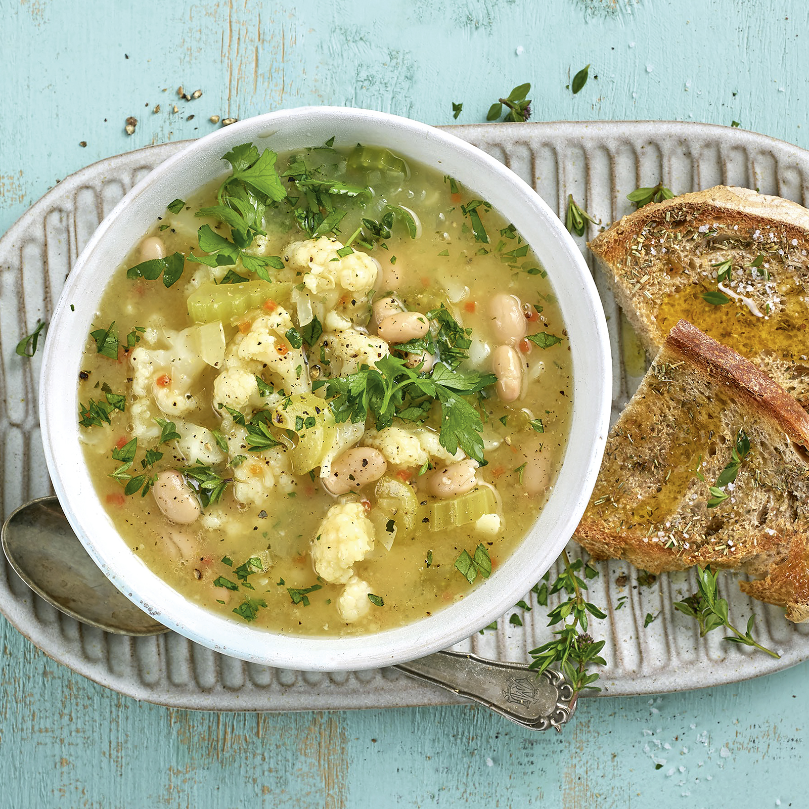 4 21 Weisse Minestrone Mit Kraeuterbrot 1600x1600px