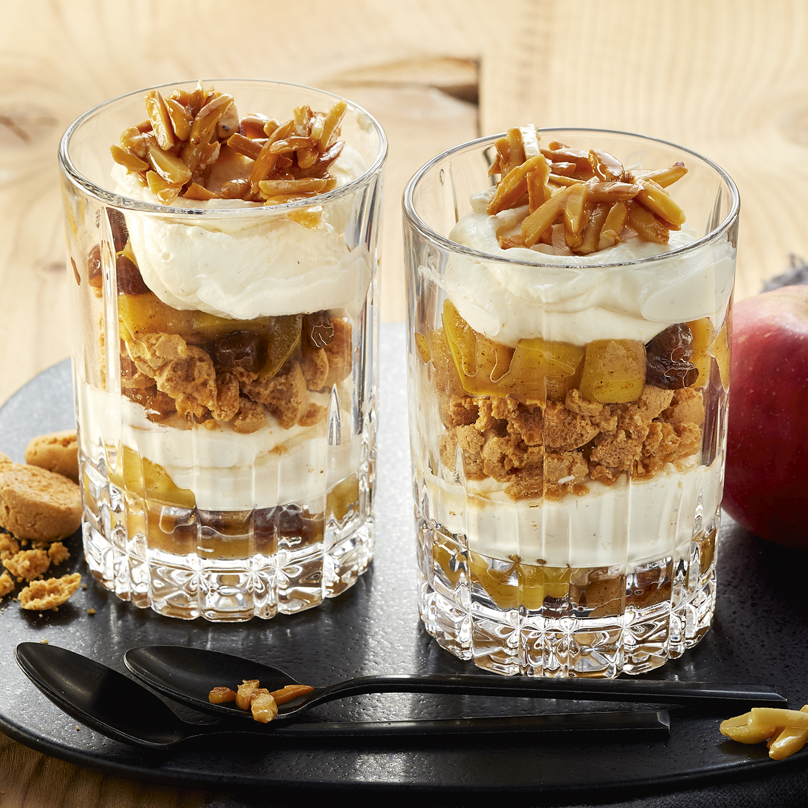 5 21 Bratapfel Schichtdessert Mit Mandelkrokant 1600x1600px