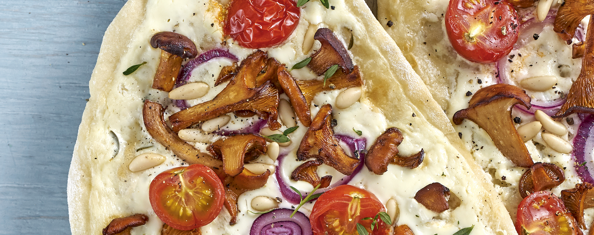 5 21 Flammkuchen Mit Pfifferlingen Zwiebeln Und Tomaten 1920x760px