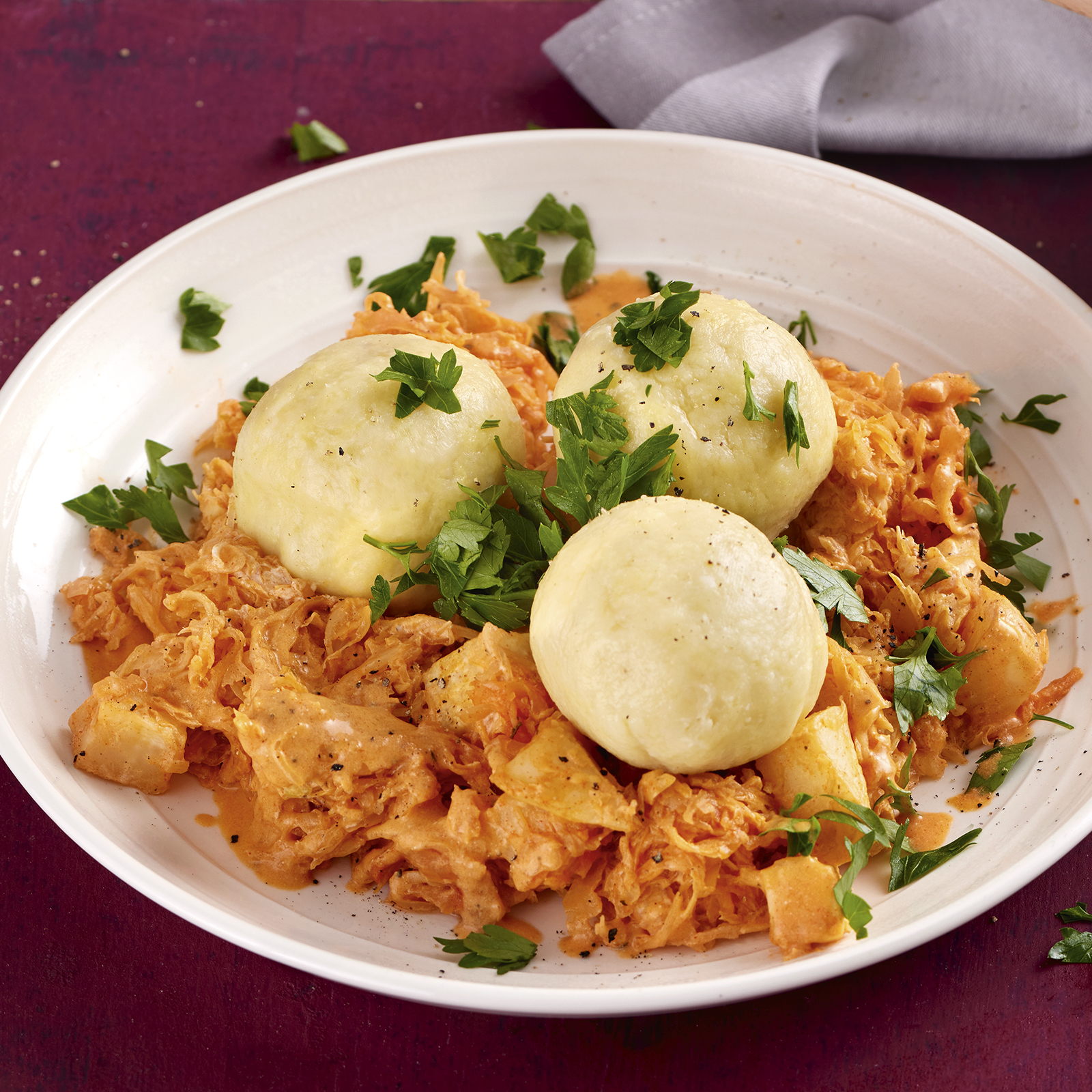 5 21 Kartoffelknoedel Mit Szegediner Sellerie Gulasch 1600x1600px