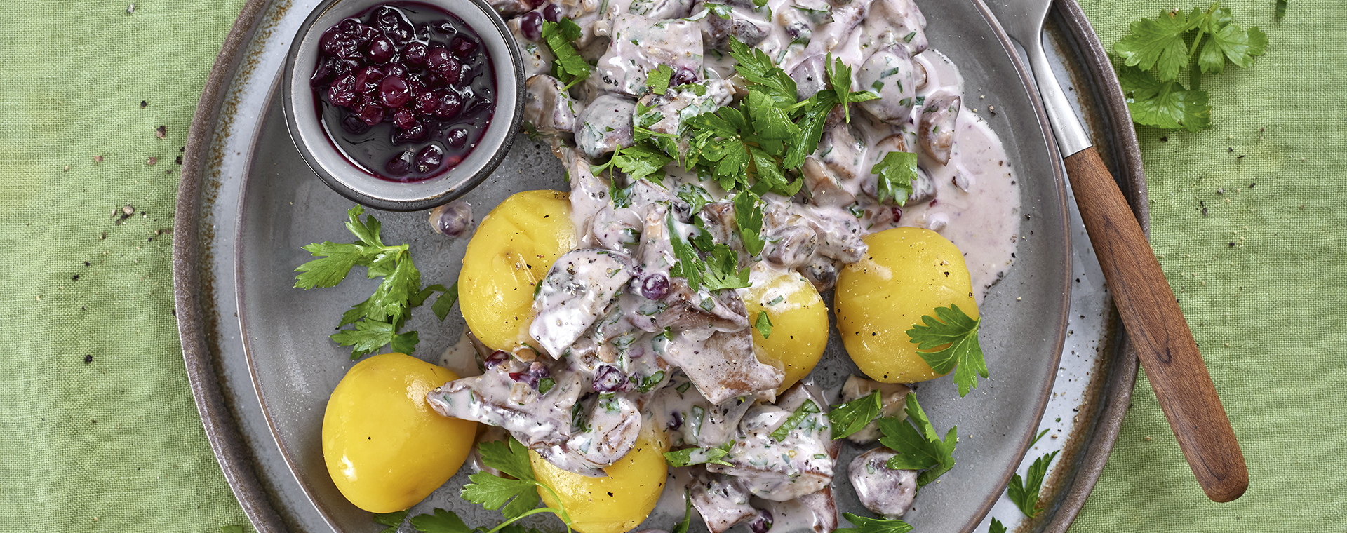 5 21 Pellkartoffeln Mit Pilz Preiselbeer Rahmsosse 1920x760px