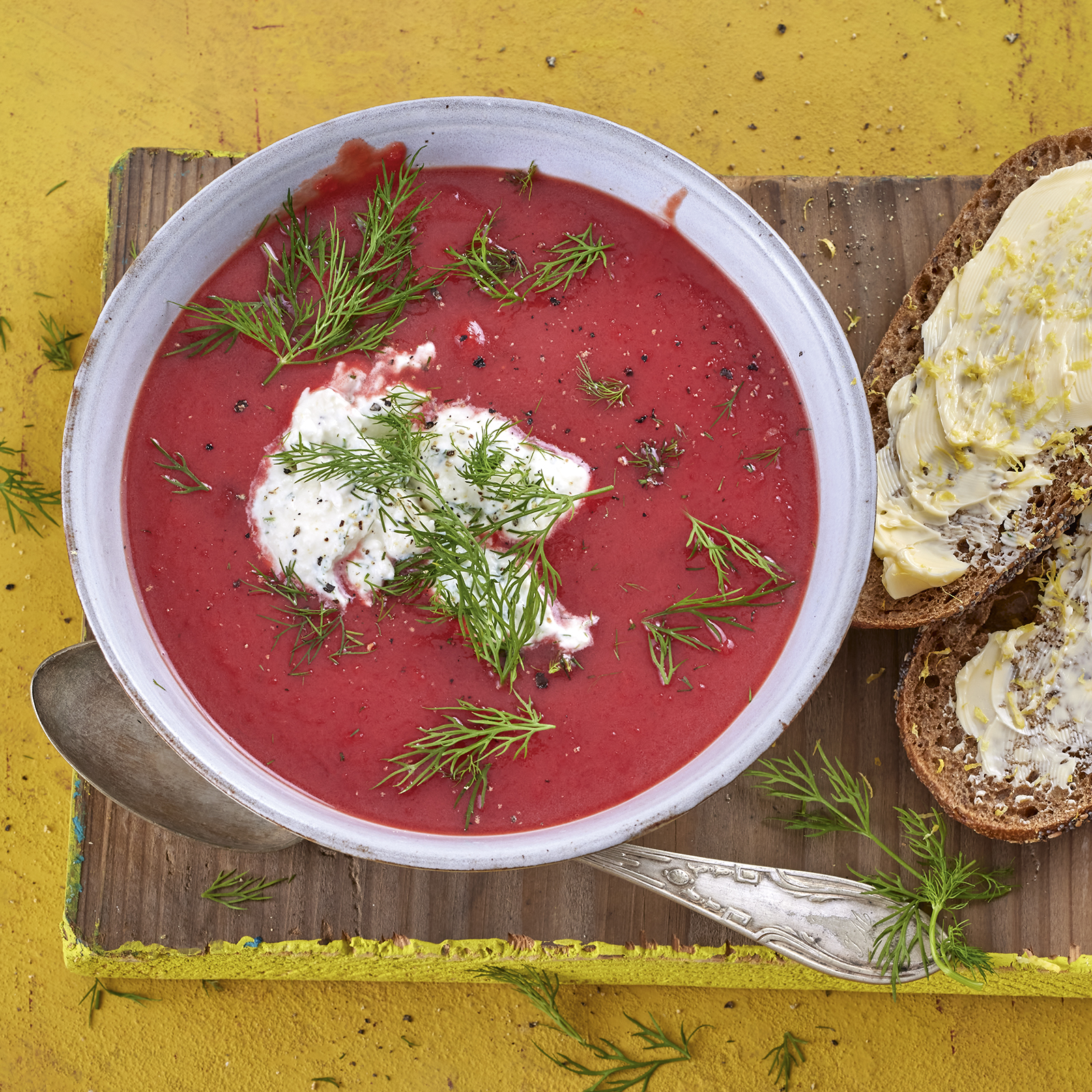 5 21 Rote Bete Kartoffelsuppe Mit Zitronenbutter Broetchen 1600x1600px