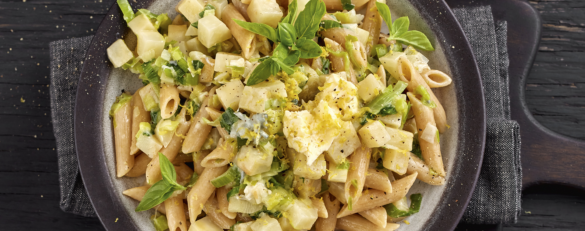 5 21 Sellerie Lauch Nudelpfanne Mit Knoblauchbutter 1920x760px