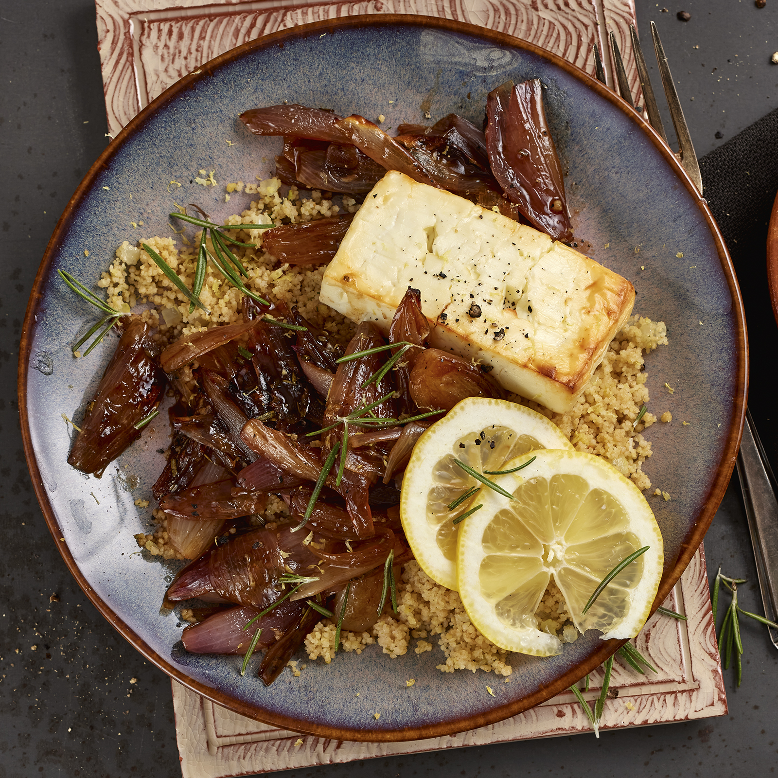 6 21 Gebackener Feta Mit Balsamico Schalotten Und Zitronen Couscous 1600x1600px