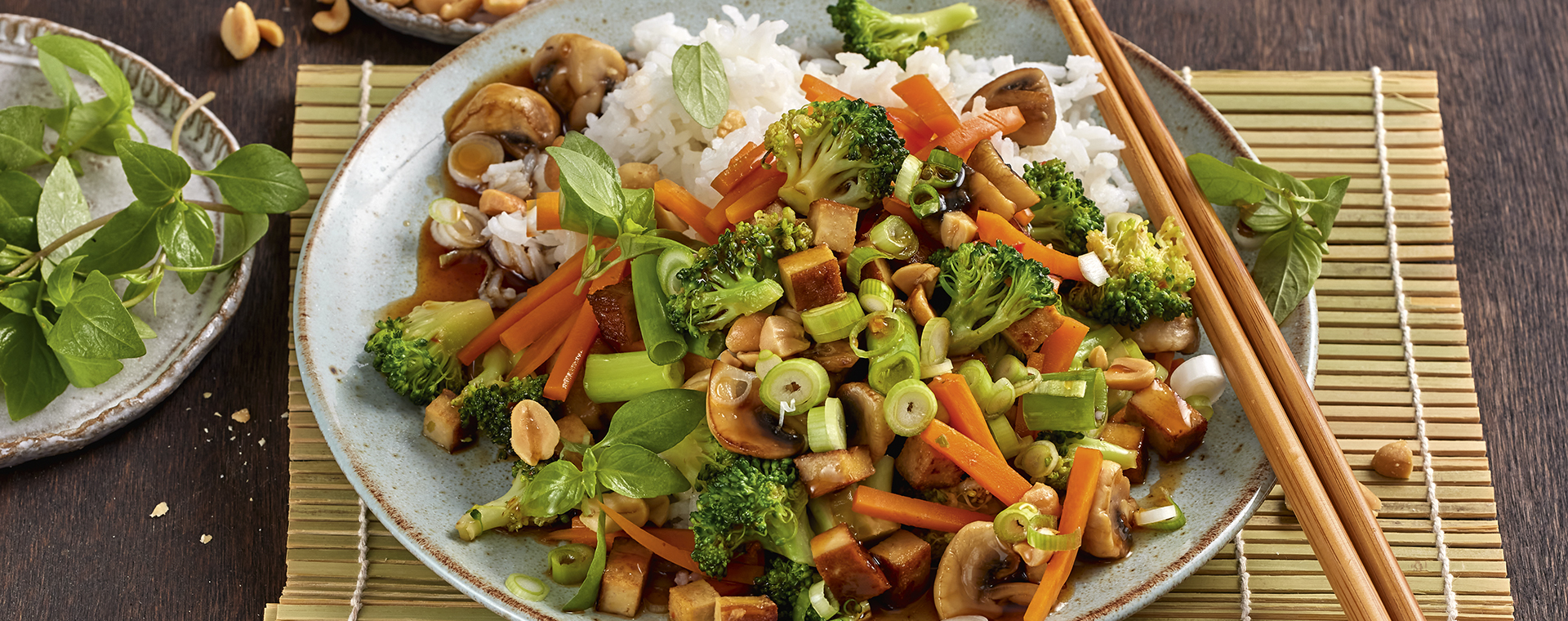 6 21 Gemuesepfanne Mit Tofu Und Nuessen 1920x760px