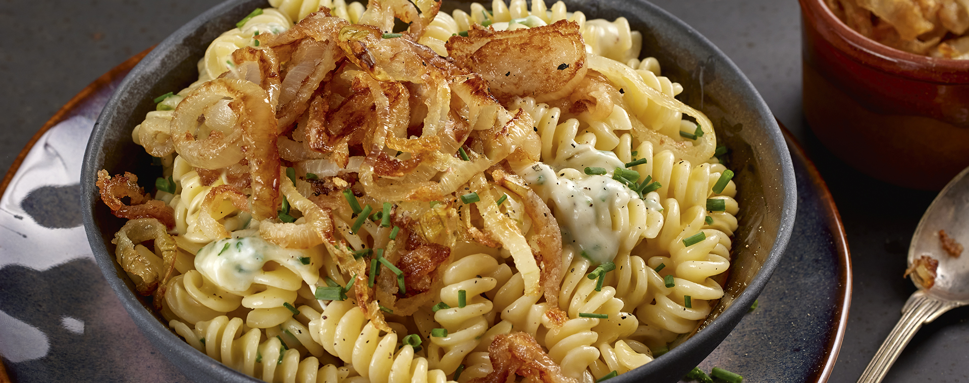 6 21 Kaese Schnittlauch Pasta Mit Roestzwiebeln 1920x760px