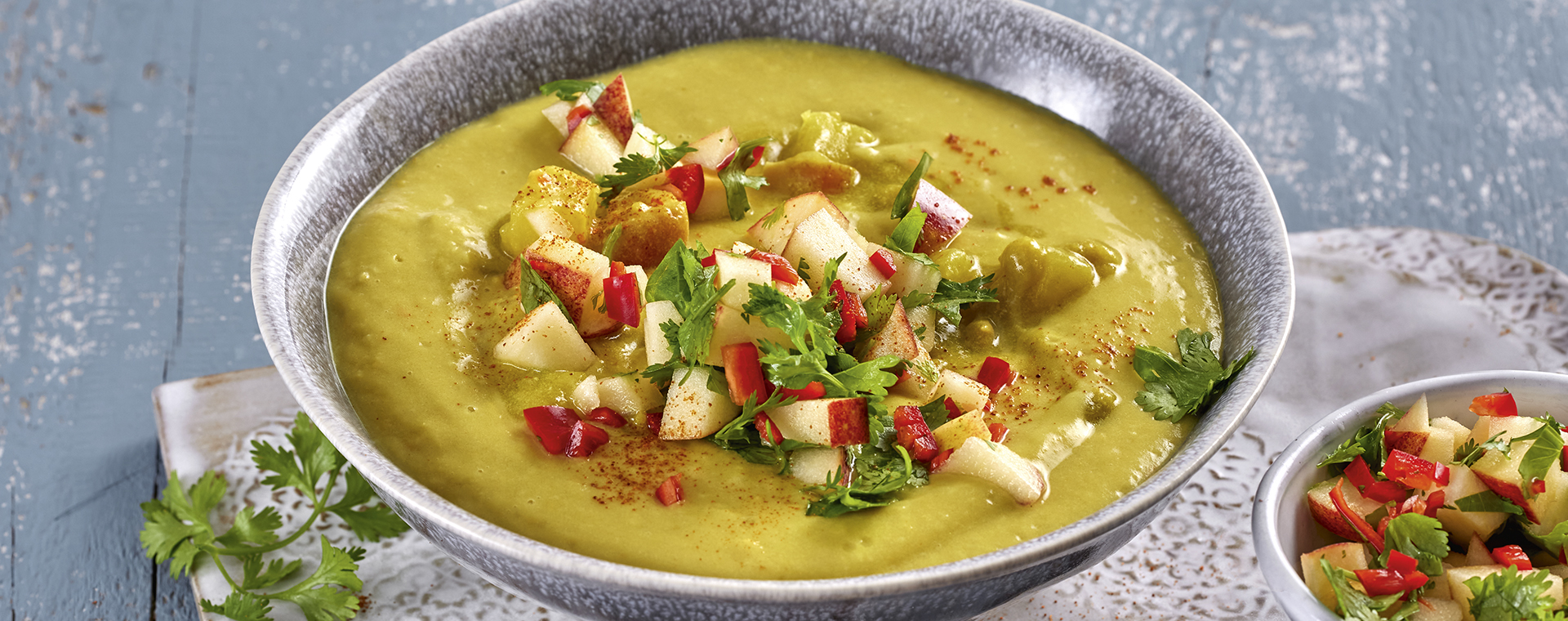 1 22 Asia Erbsensuppe Mit Apfel Koriander Topping 1920x760px