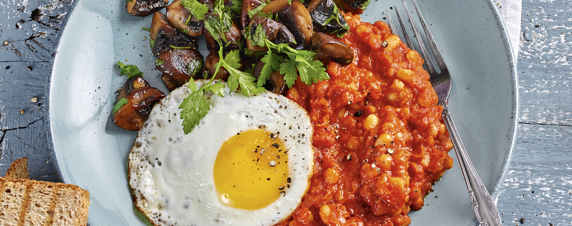 1 22 Baked Beans Mit Pilzen Spiegelei Und Toast 1920x760px
