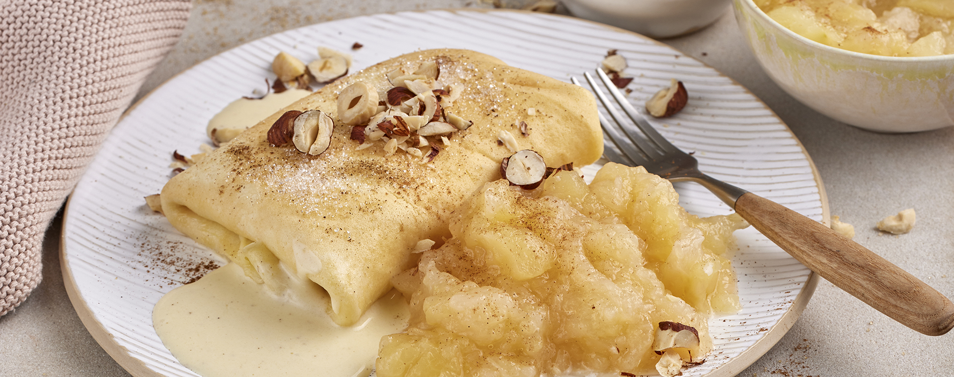 1 22 Blini Mit Suesser Sahne Und Apfelkompott 1920x760px