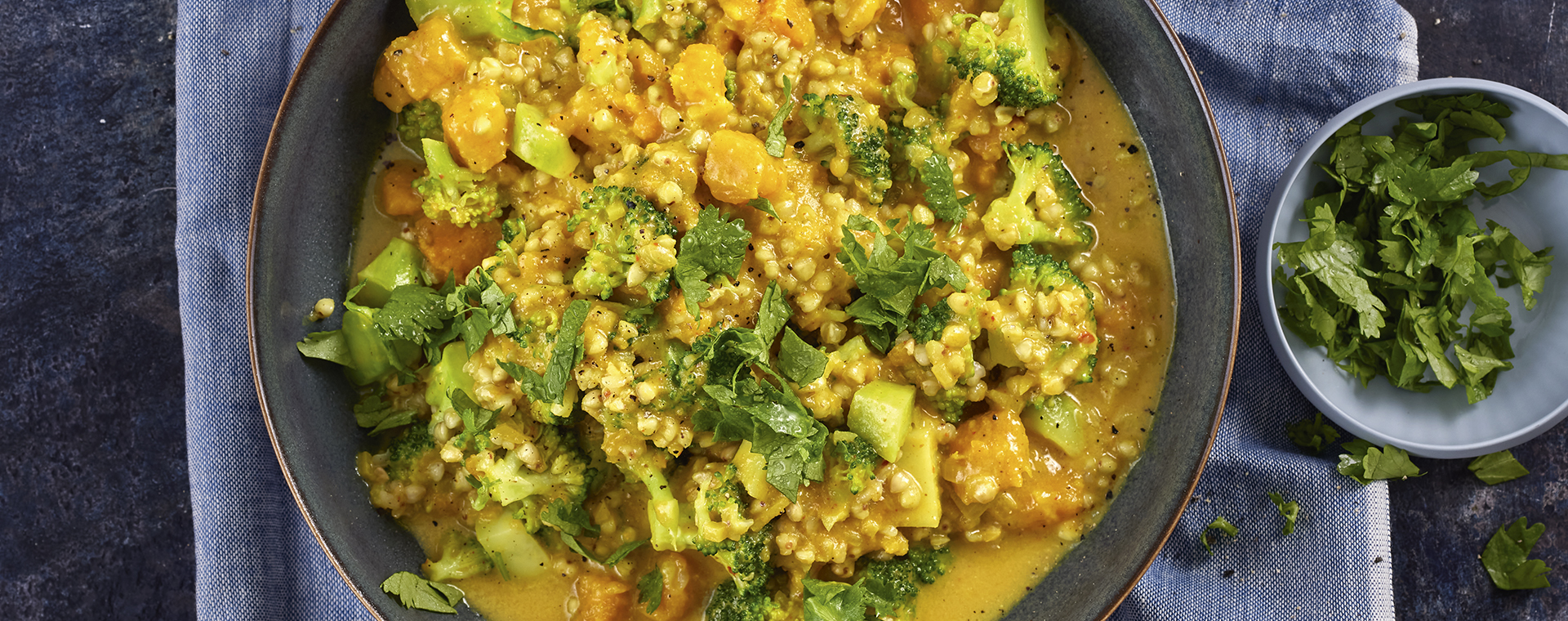 1 22 Buchweizencurry Mit Suesskartoffel Und Brokkoli 1920x760px