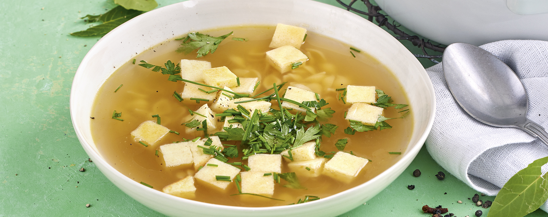 1 22 Dunkle Gemuesebruehe Mit Schoeberl 1920x760px