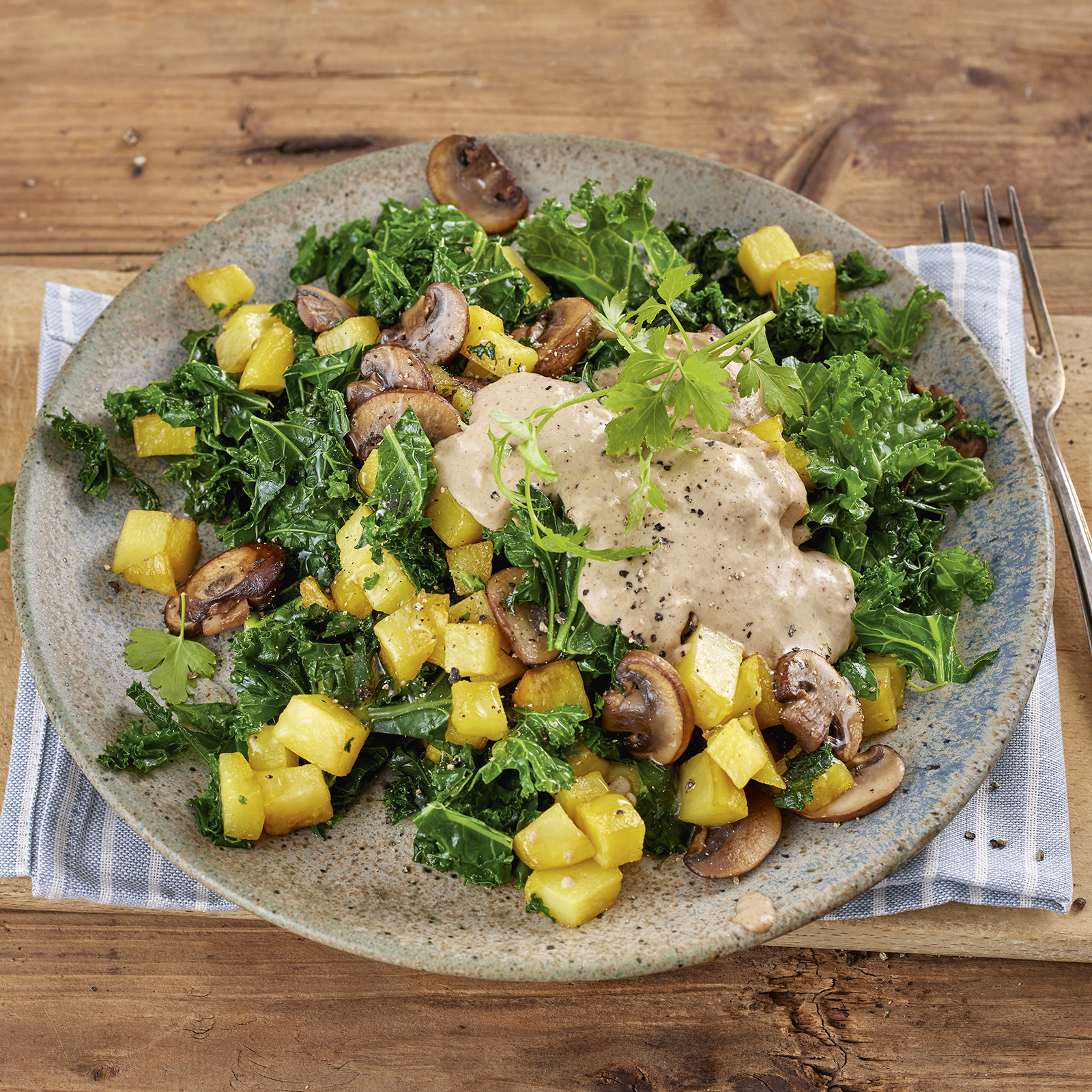 1 22 Gruenkohl Kartoffel Pfanne Mit Steinpilz Mandel Sosse 1600x1600px